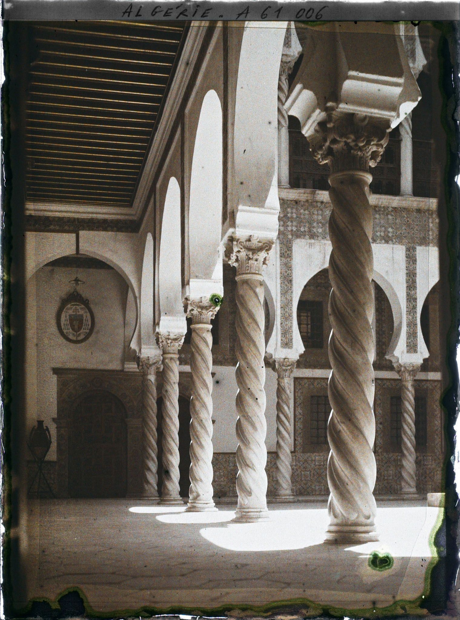 Image représentant Colonnade du patio de l'archevêché (ancien Dar Aziza)