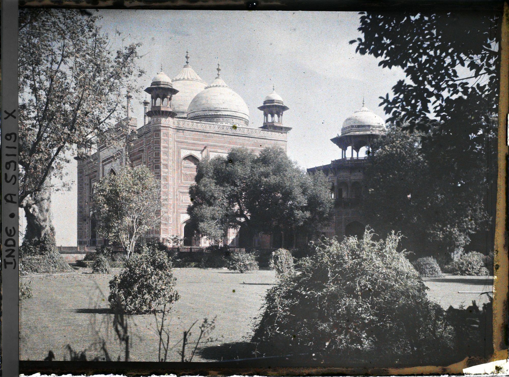 Image représentant La maison d'hôte (mihman khana) et une partie des jardins du Taj Mahal