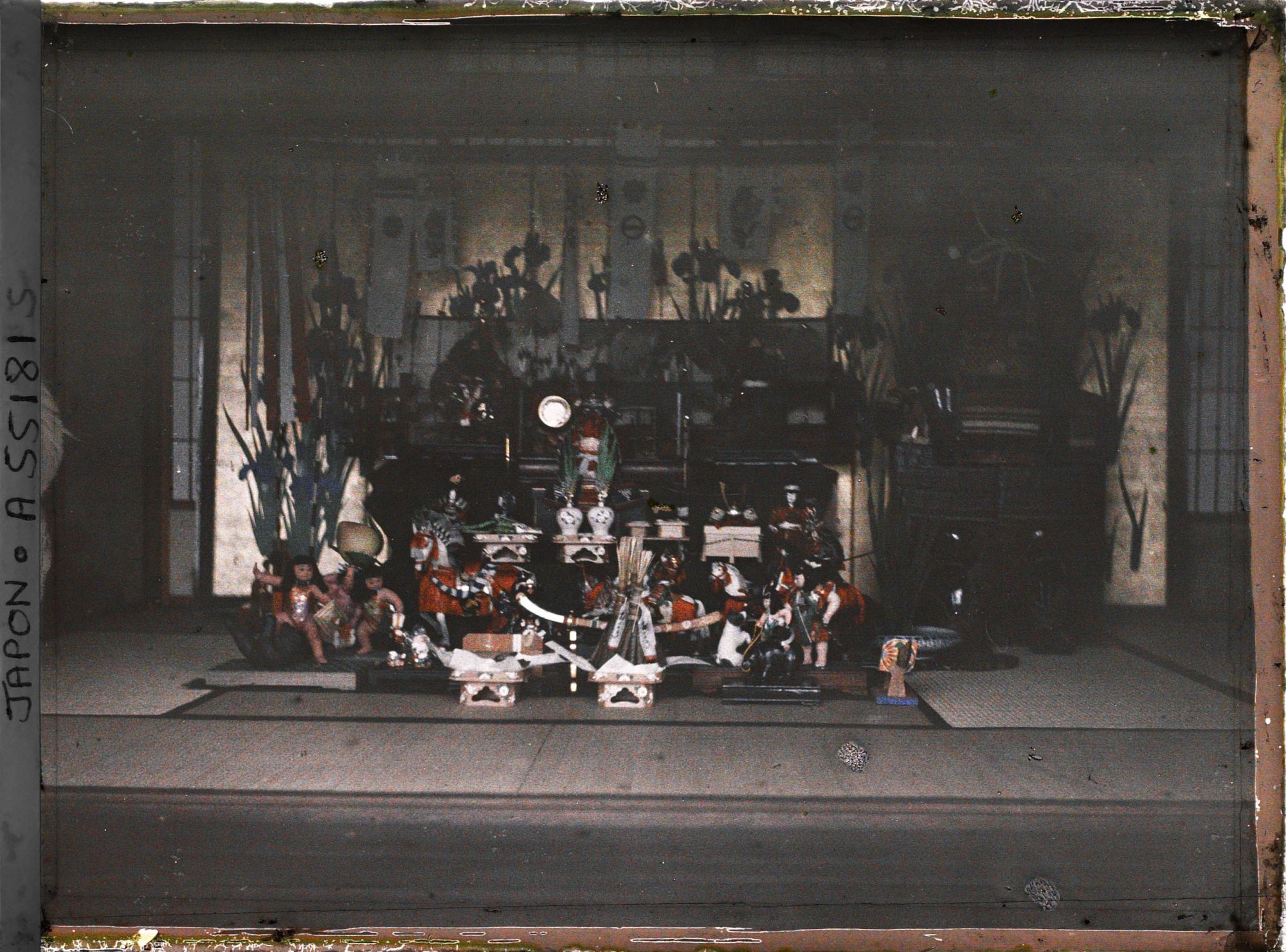 Image représentant Autel décoratif du Tango-no-sekku (" fête des garçons ") dans un salon de la résidence de la famille princière Kitashirakawa.