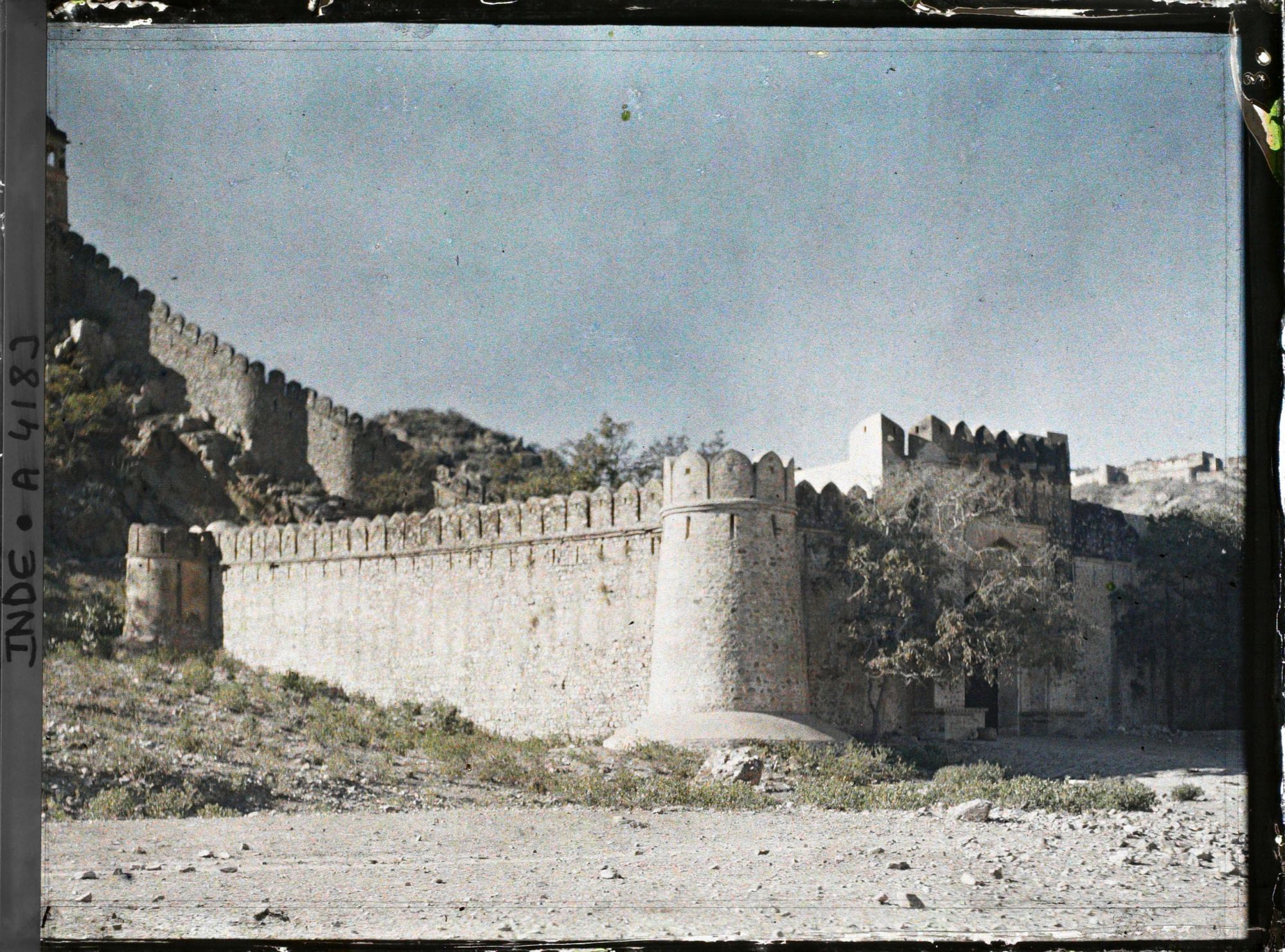 Image représentant Les remparts crénelés du palais-forteresse