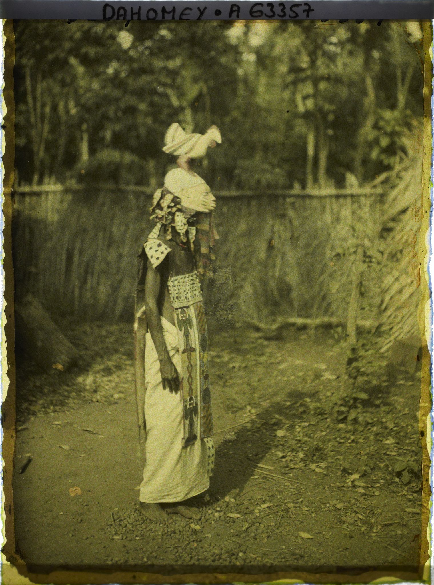 Image représentant Danseur avec le masque " Ebié " (Le Coq)