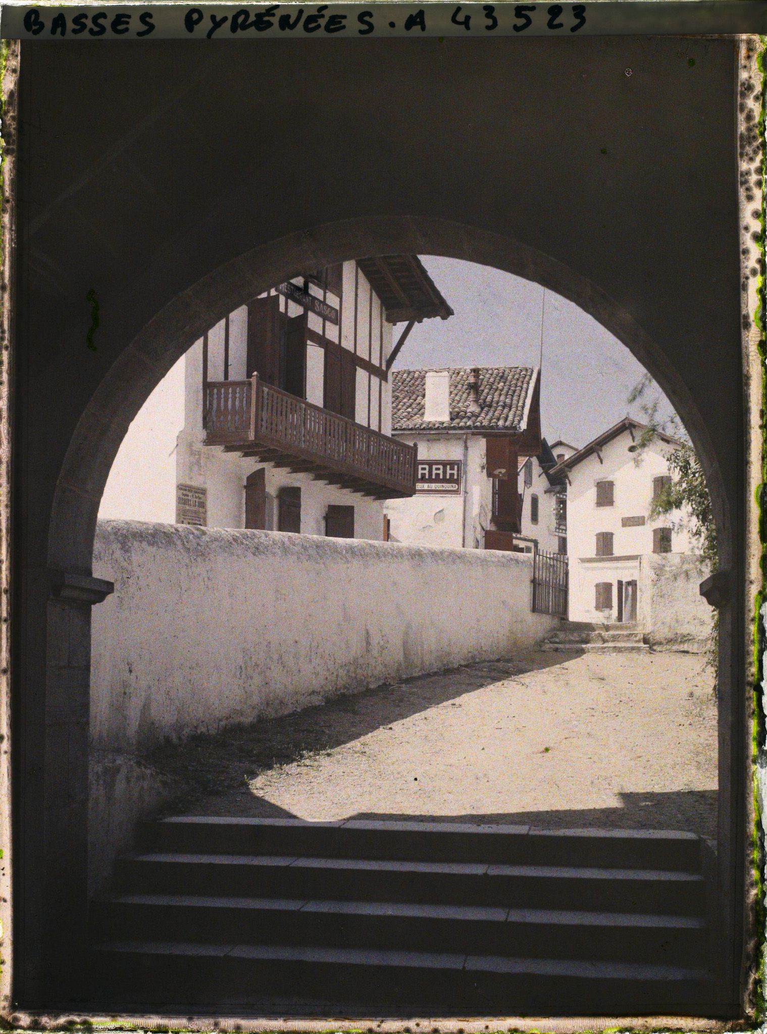 Image représentant France, Bidart, La Mairie de Bidart vue du porche de l'Eglise