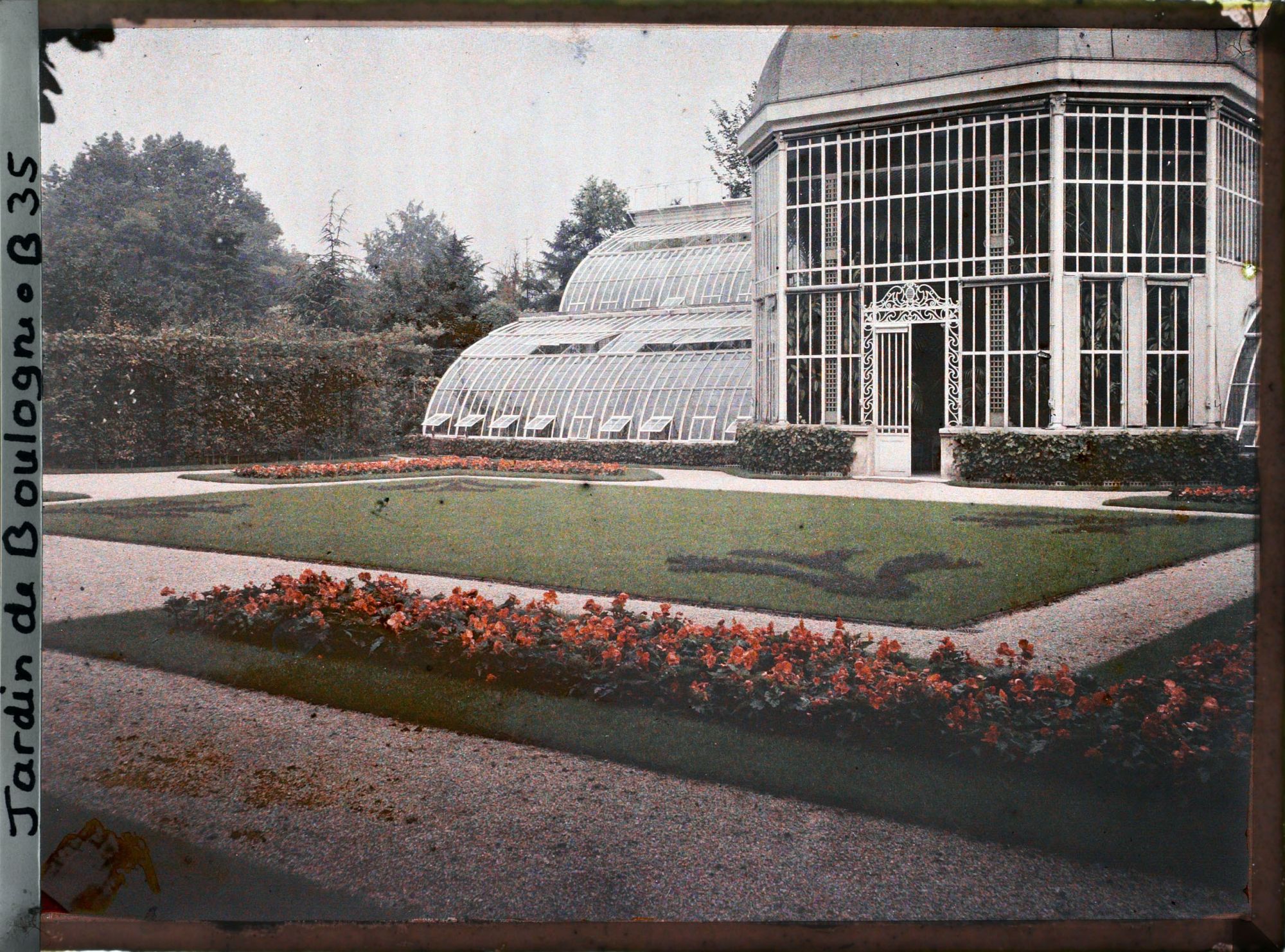 Image représentant Le jardin français et la serre, vus depuis le parterre sud-est