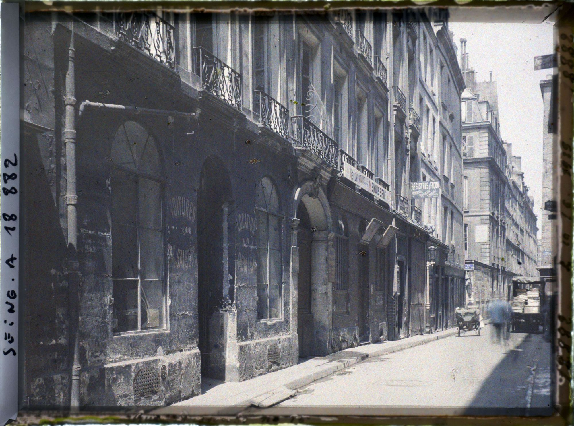 Image représentant La rue Dussoubs (au niveau du n°15), au fond la rue St-Sauveur