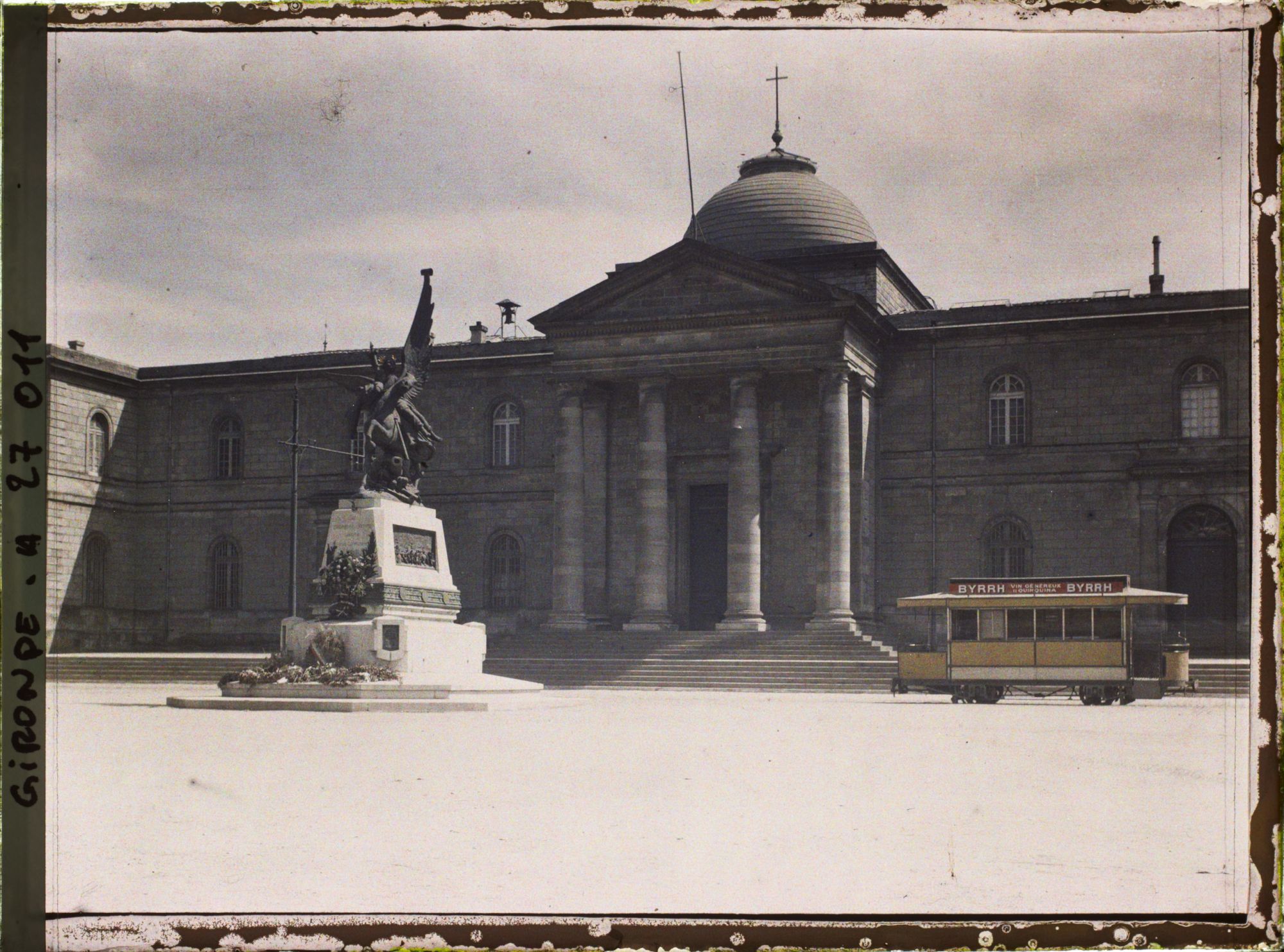 Image représentant Le monument aux morts de la guerre de 1870, devant le Palais de Justice, place de la République