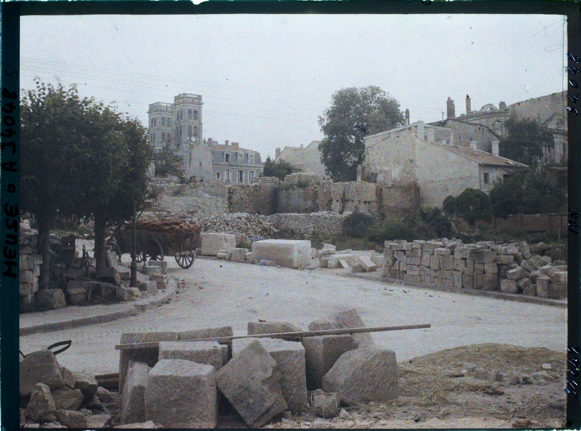 Image représentant France, Verdun, Un coin de la Place d'Armes et la Cathédrale