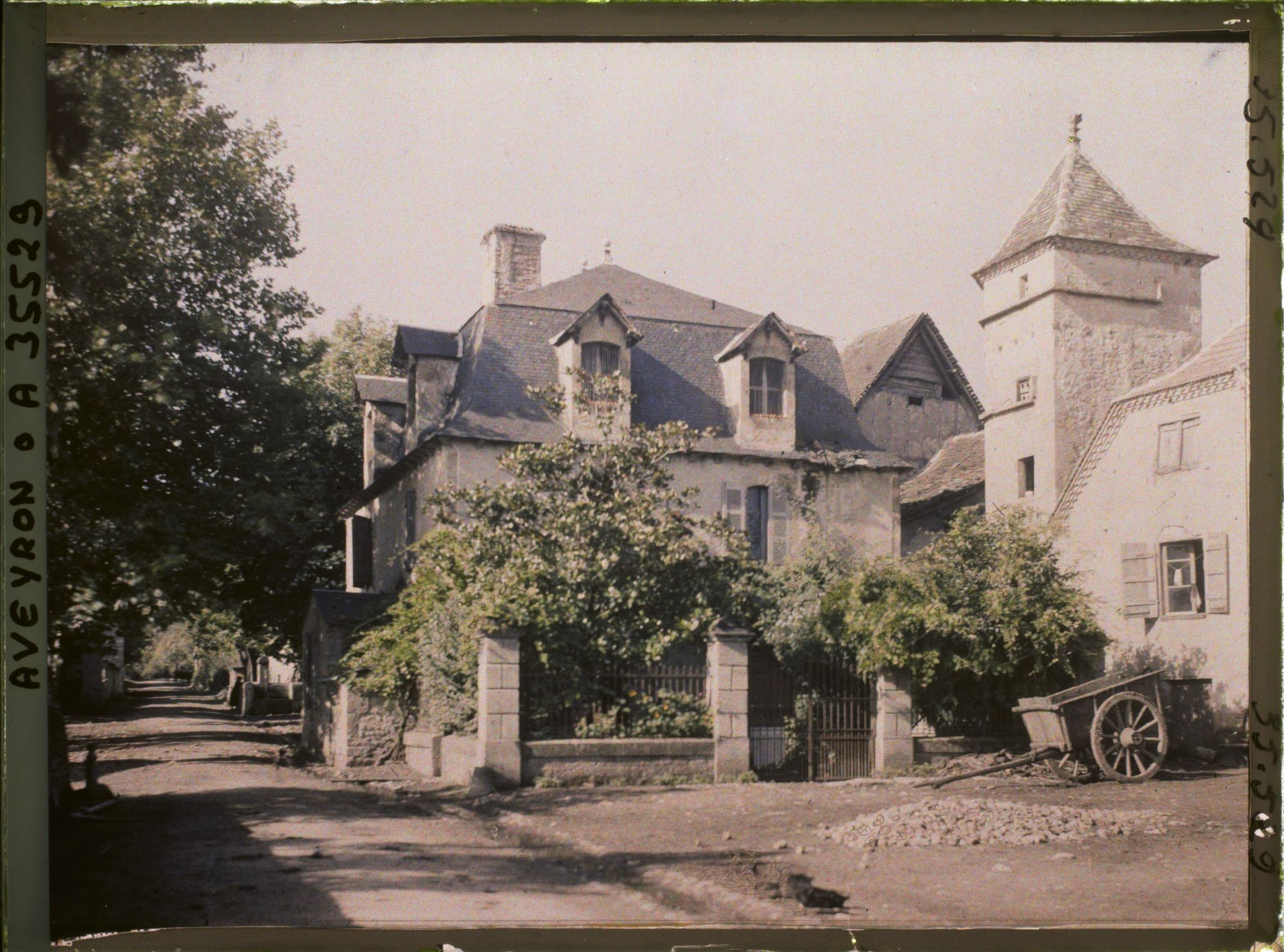 Image représentant La petite place du village