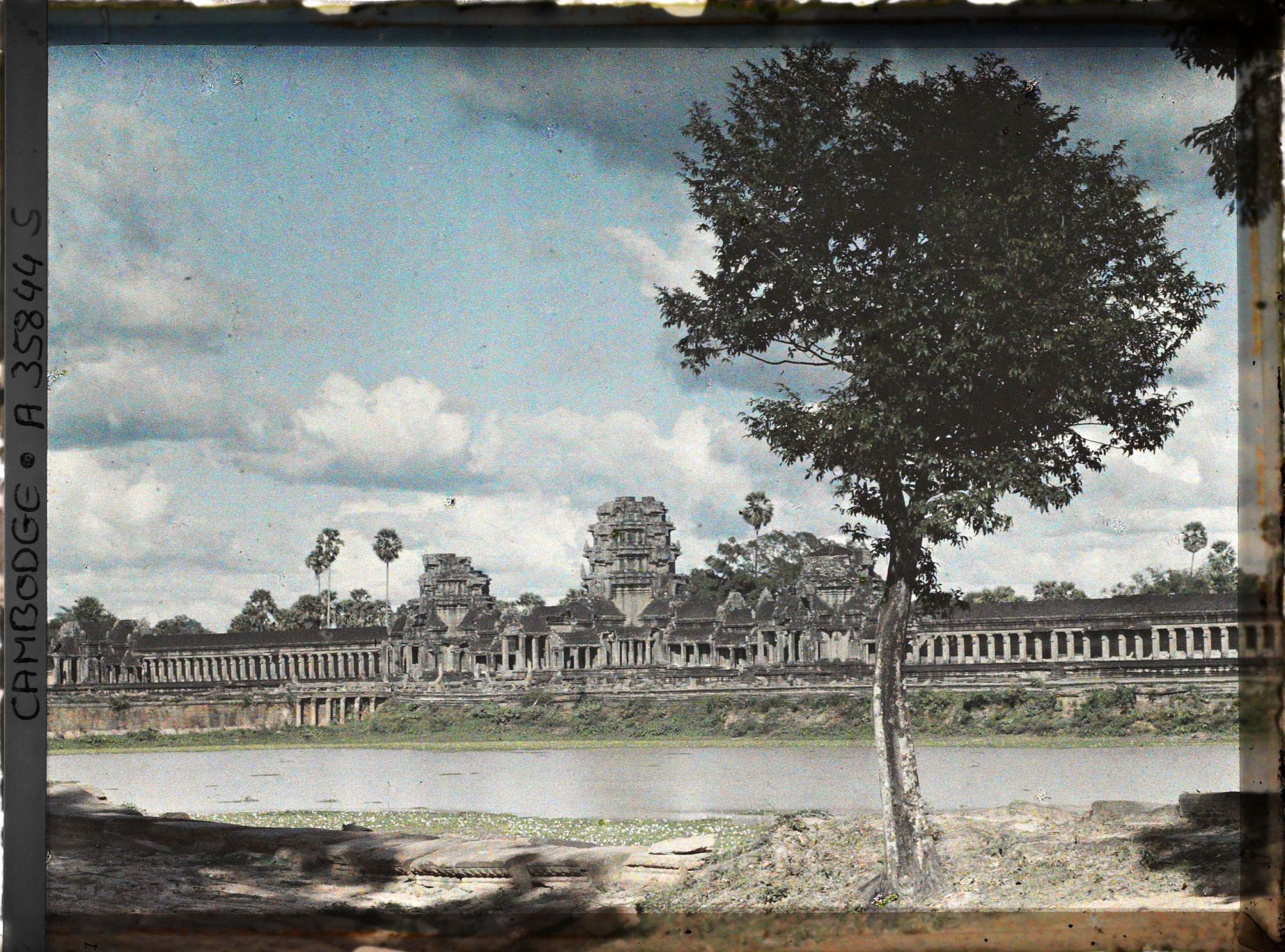 Image représentant La douve et l'enceinte extérieure du temple d'Angkor Vat