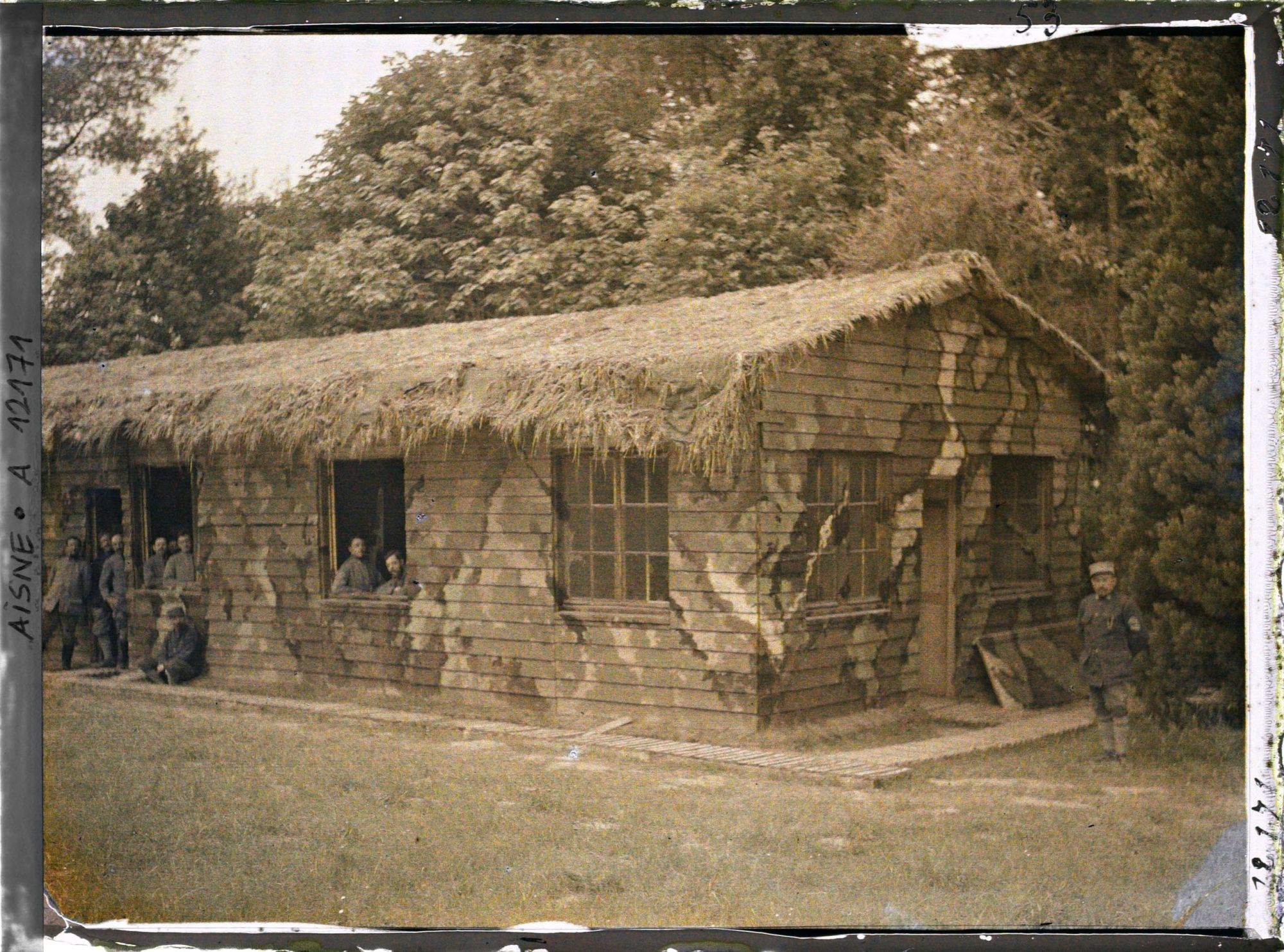 Image représentant Bâtiment camouflé et soldats