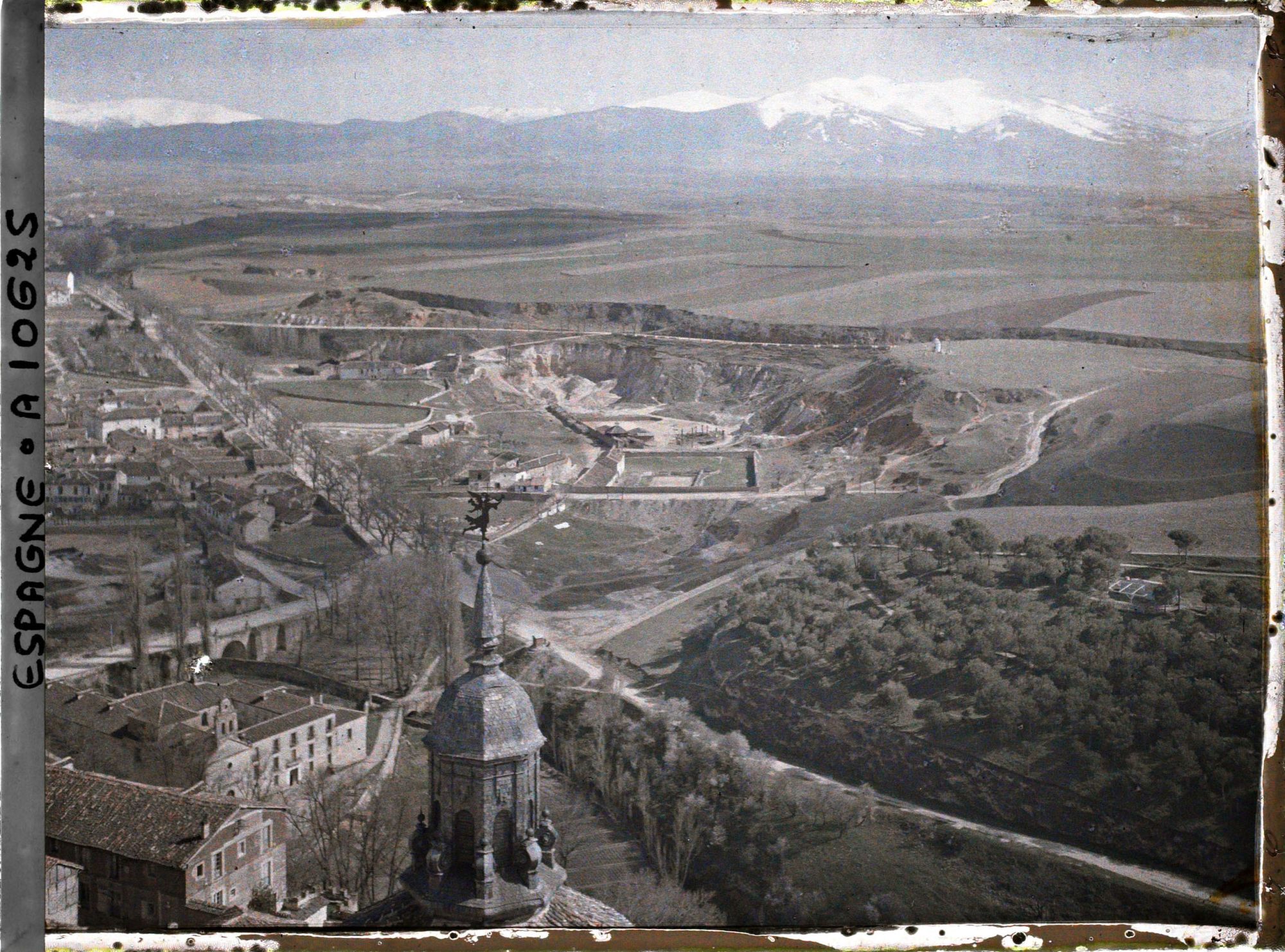 Image représentant Espagne, Ségovie, Vue prise vers le Sud de la tour de la Cathédrale: les Carrières