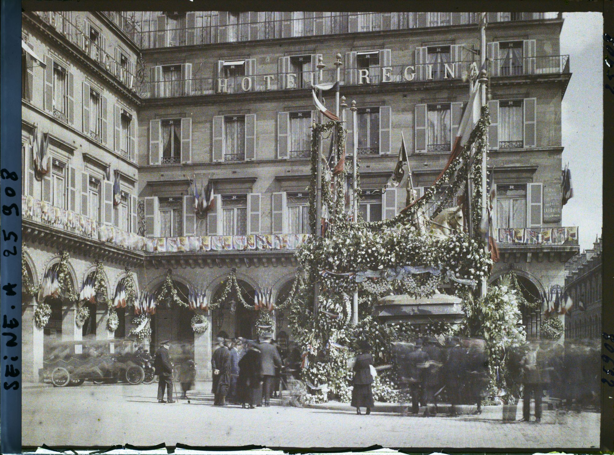 Image représentant La statue de Jeanne d'Arc décorée place de Rivoli (actuelle place des Pyramides) pour la fête de Jeanne d'Arc