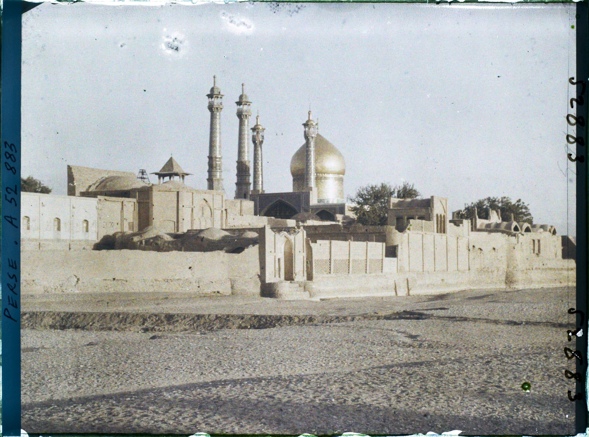 Image représentant Le sanctuaire de Fatima Masoumeh au crépuscule