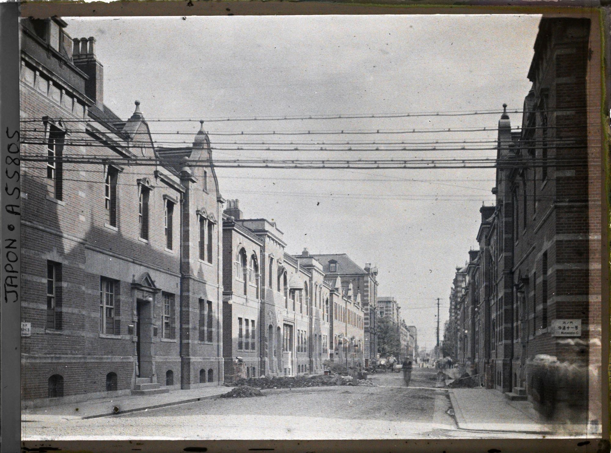 Image représentant Une rue de Marunouchi (quartier des affaires, surnommé "Le Petit Londres"), en travaux