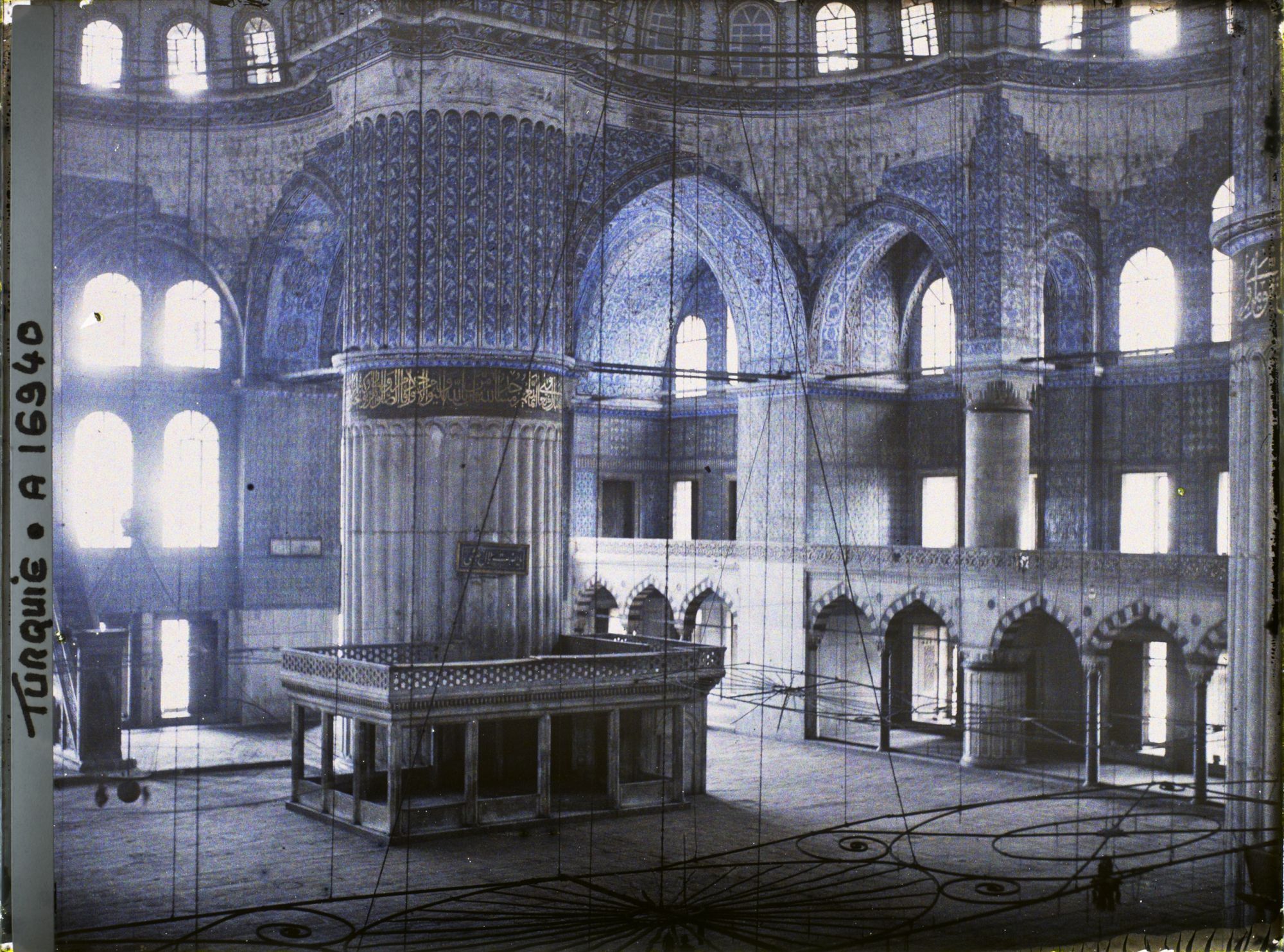 Image représentant L'intérieur de la Sultan Ahmet Camii ("mosquée Bleue")