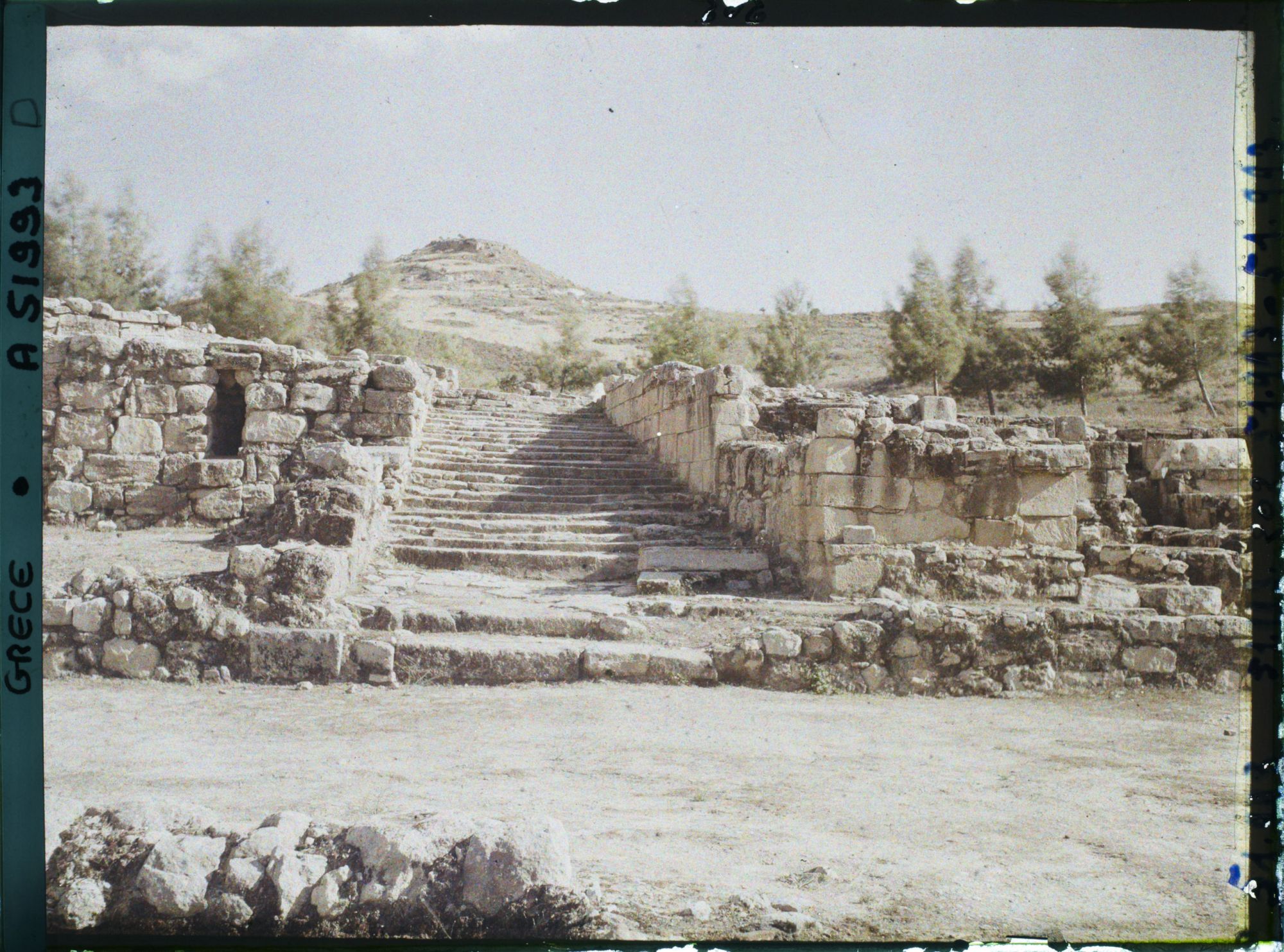 Image représentant Un escalier monumental conduisant à une esplanade dite "des chapelles"