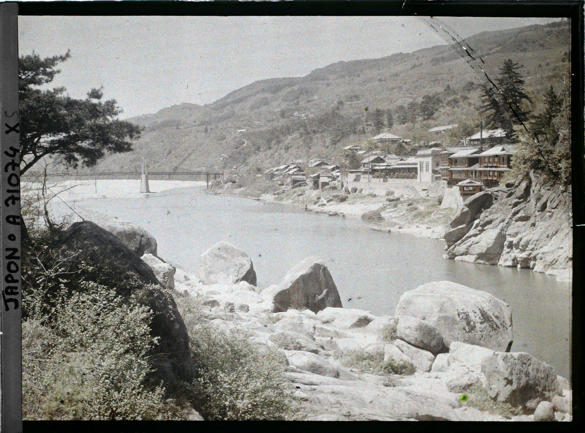 Image représentant Le village de Kasagi vu des rives de la Kizugawa (rivière Kizu)