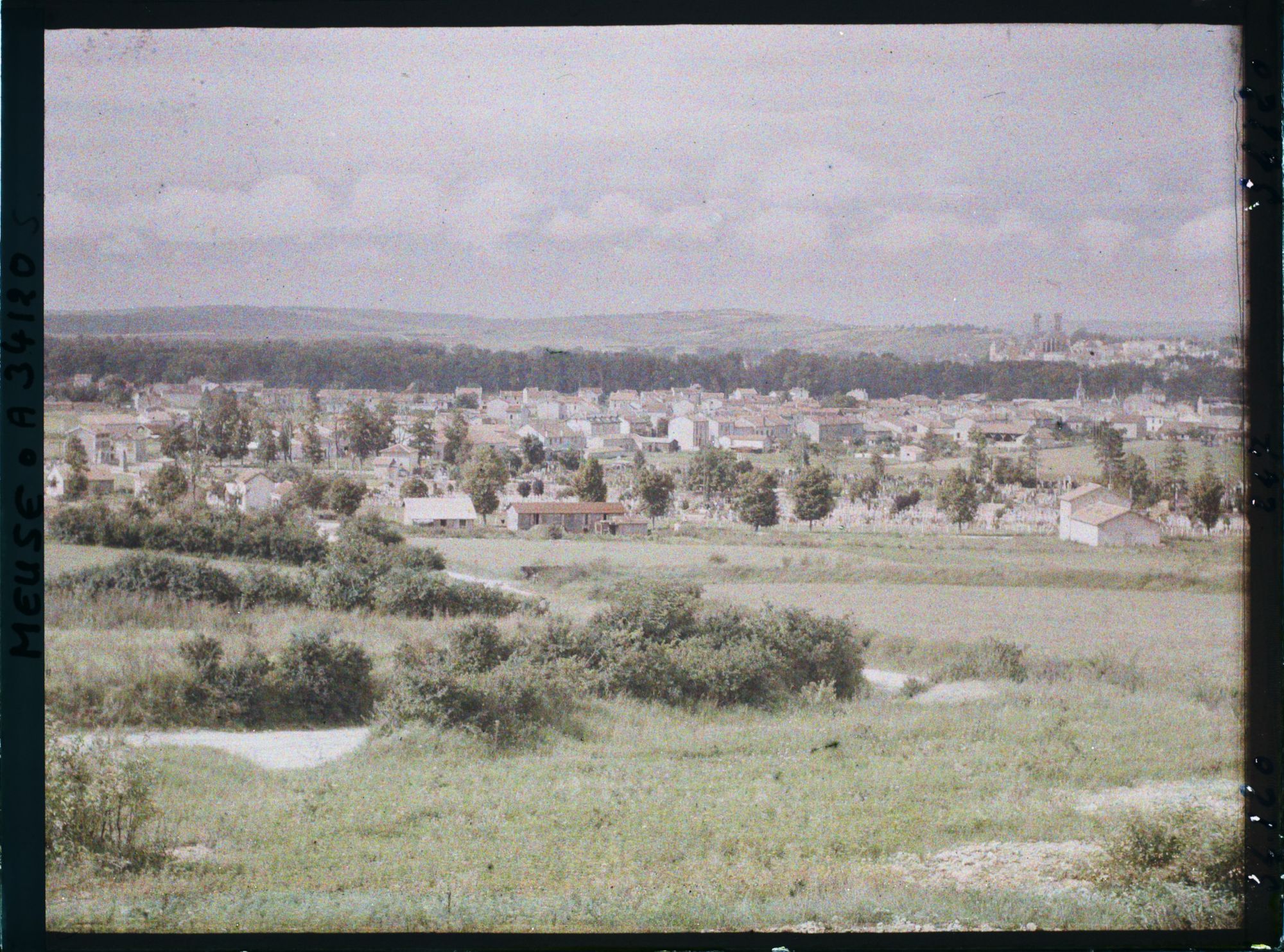 Image représentant France, Verdun, La Ville, vue prise vers l'Ouest de la voie ferrée de Verdun à Metz