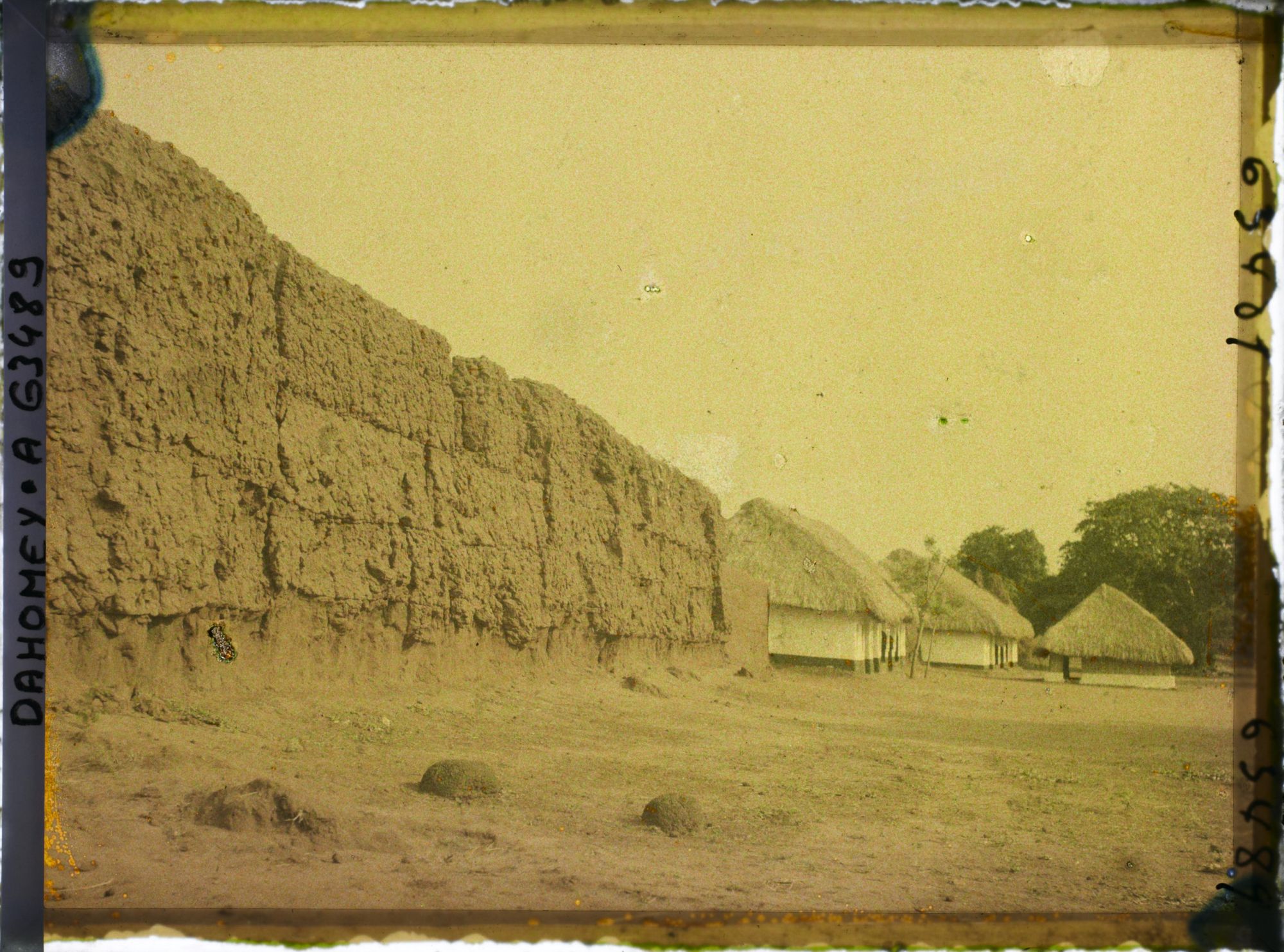 Image représentant Les murs d'enceinte et entrées des palais de  null Glélé et  null Guézo sur la place Singbodji