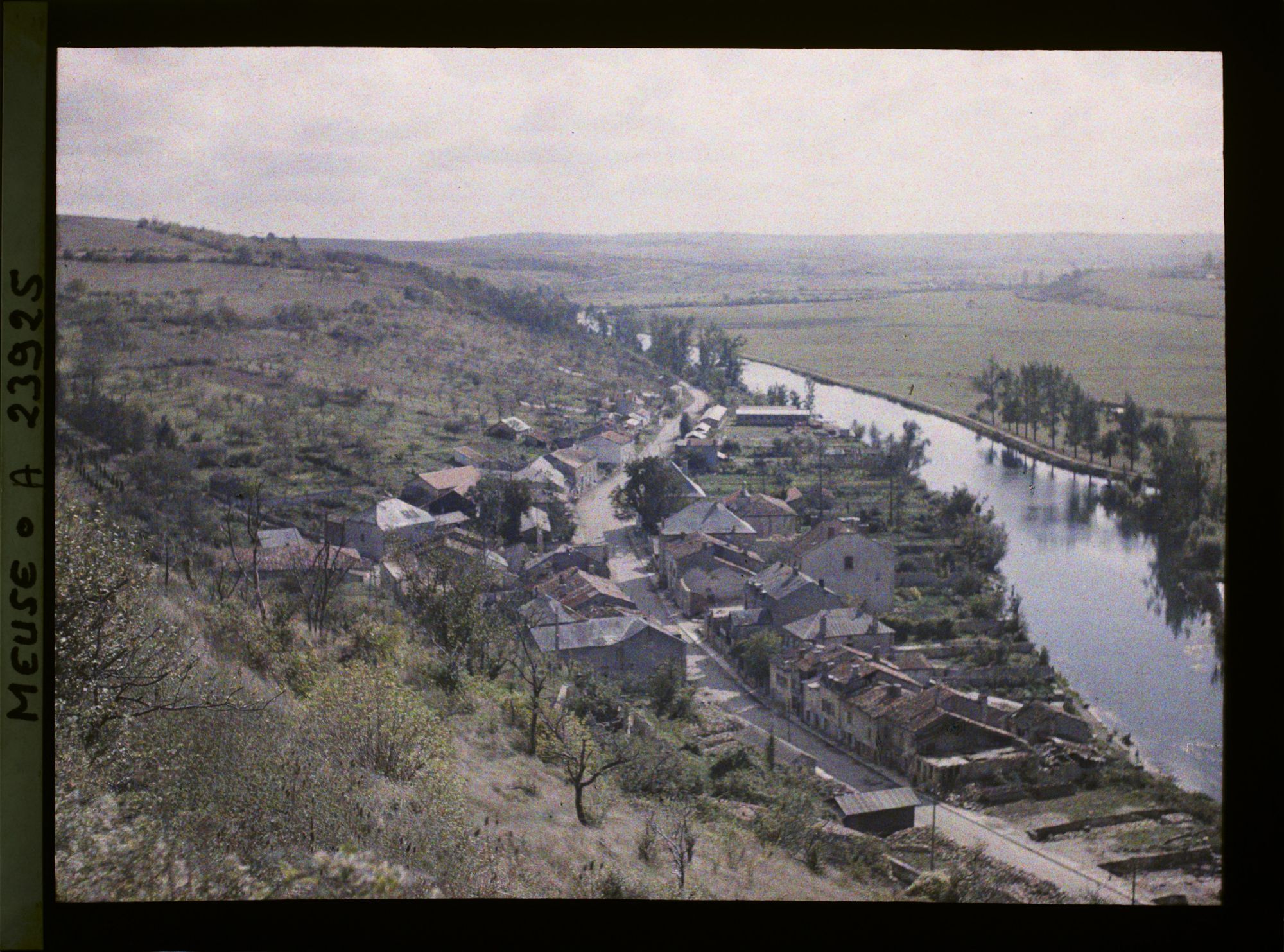 Image représentant France, Dun s/Meuse, Vue prise du haut de Dun-s-Meuse vers le Sud, en bas la route de Verdun