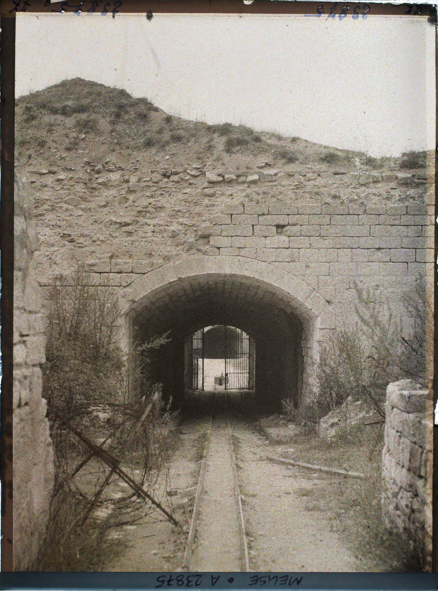 Image représentant France, St Mihiel, Fort du Camp des Romains : Entrée du fort rue de l'intérieur