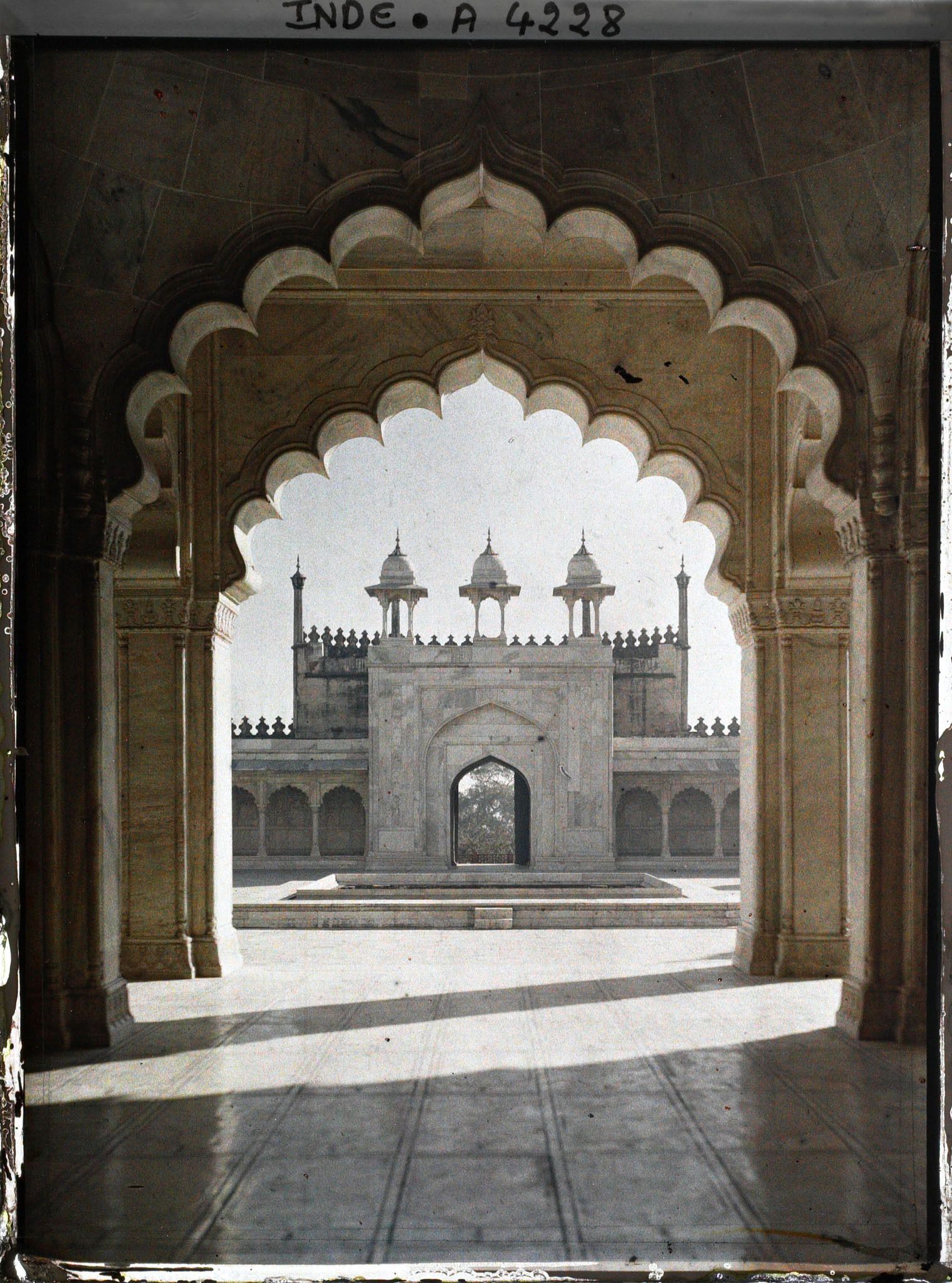 Image représentant Porte monumentale de l'enceinte de la mosquée de la Perle (Moti Masjid) et le bassin aux ablutions, dans le fort Rouge (Lal Qila)