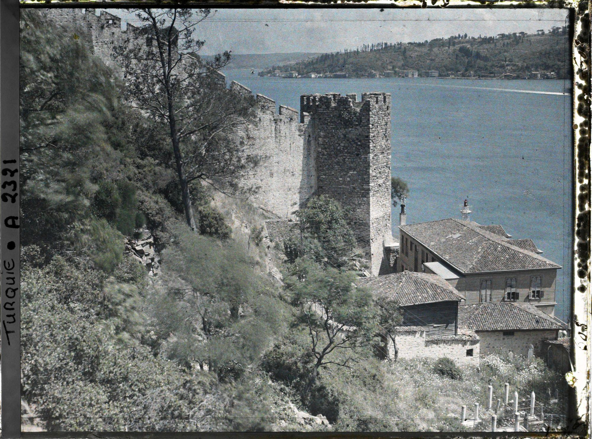 Image représentant Enceinte fortifiée du château dominant le Bosphore