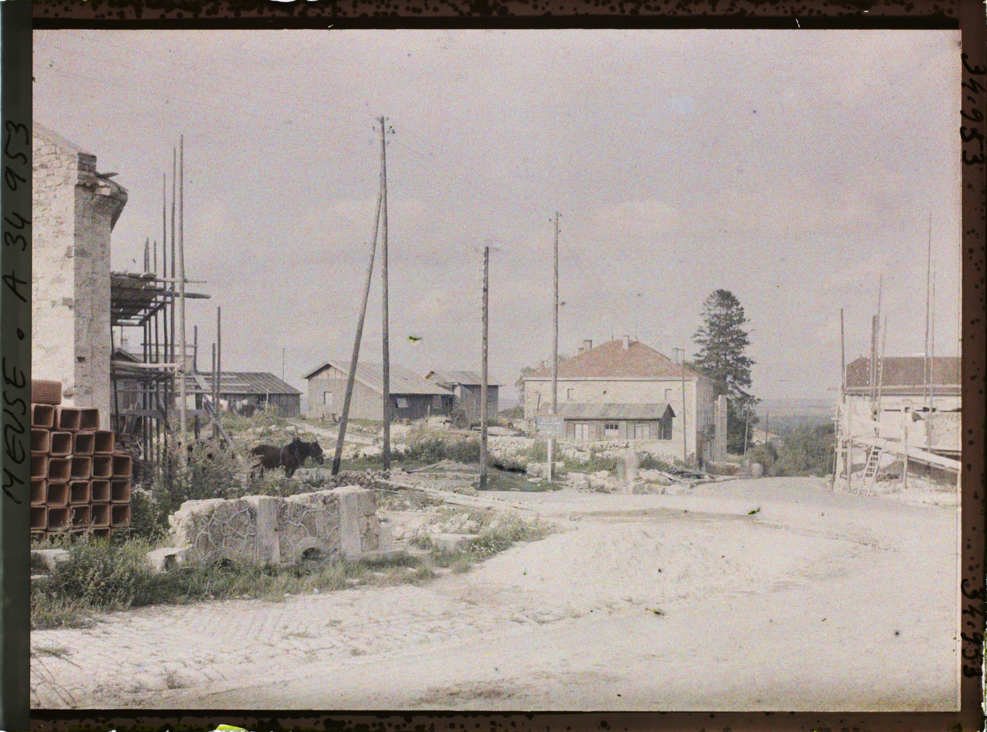 Image représentant France, Clermont en Argonne, Reconstruction au Carrefour des routes de Varennes à Verdun et route de Ste Ménehould