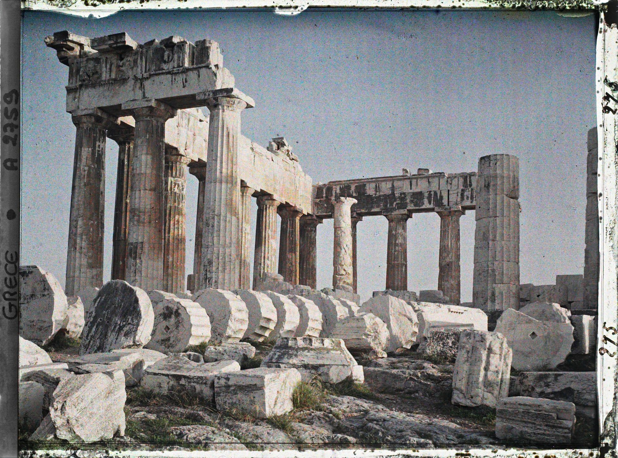 Image représentant Sur l'Acropole, le Parthénon. Vestiges de la colonnade extérieure côté est et une colonne encore debout de la Pronaos (portique d'entrée)