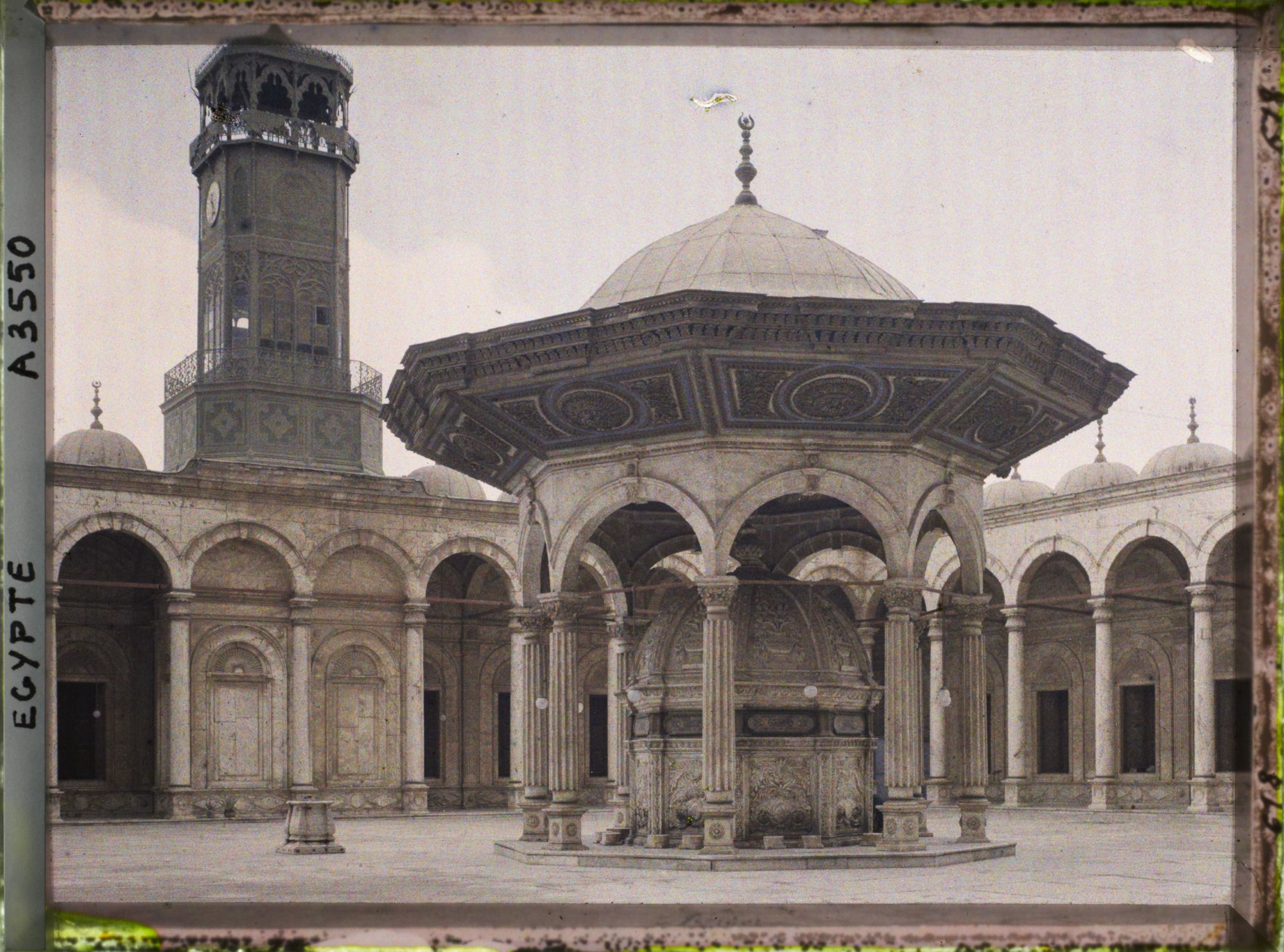 Image représentant Fontaine à ablutions dans la cour de la mosquée Méhémet-Ali