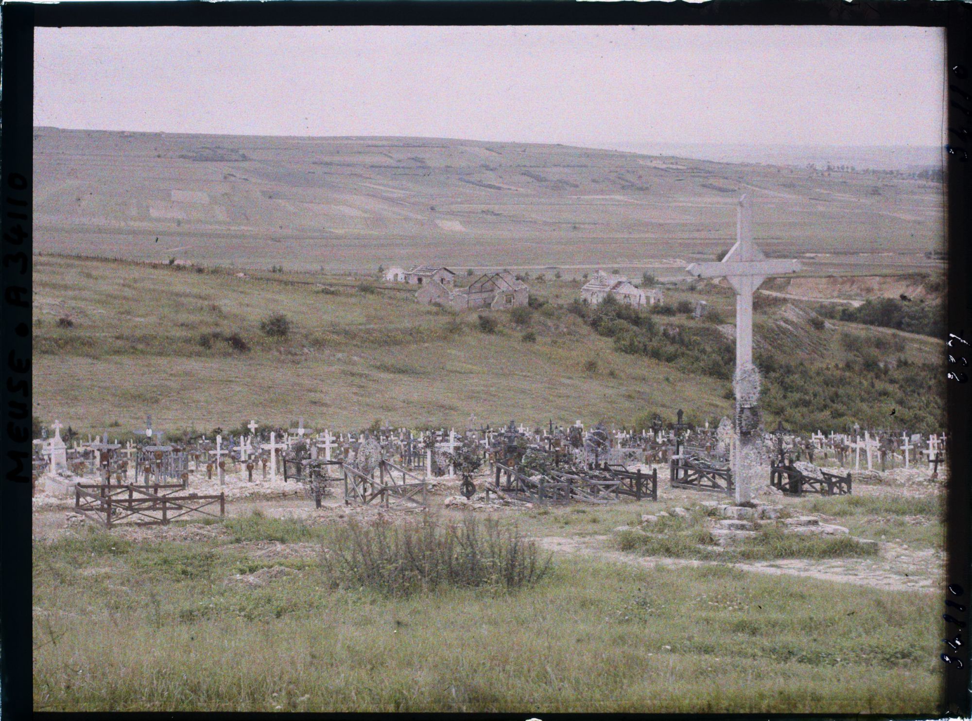 Image représentant France, Verdun, Le Cimetière vu de l'entrée