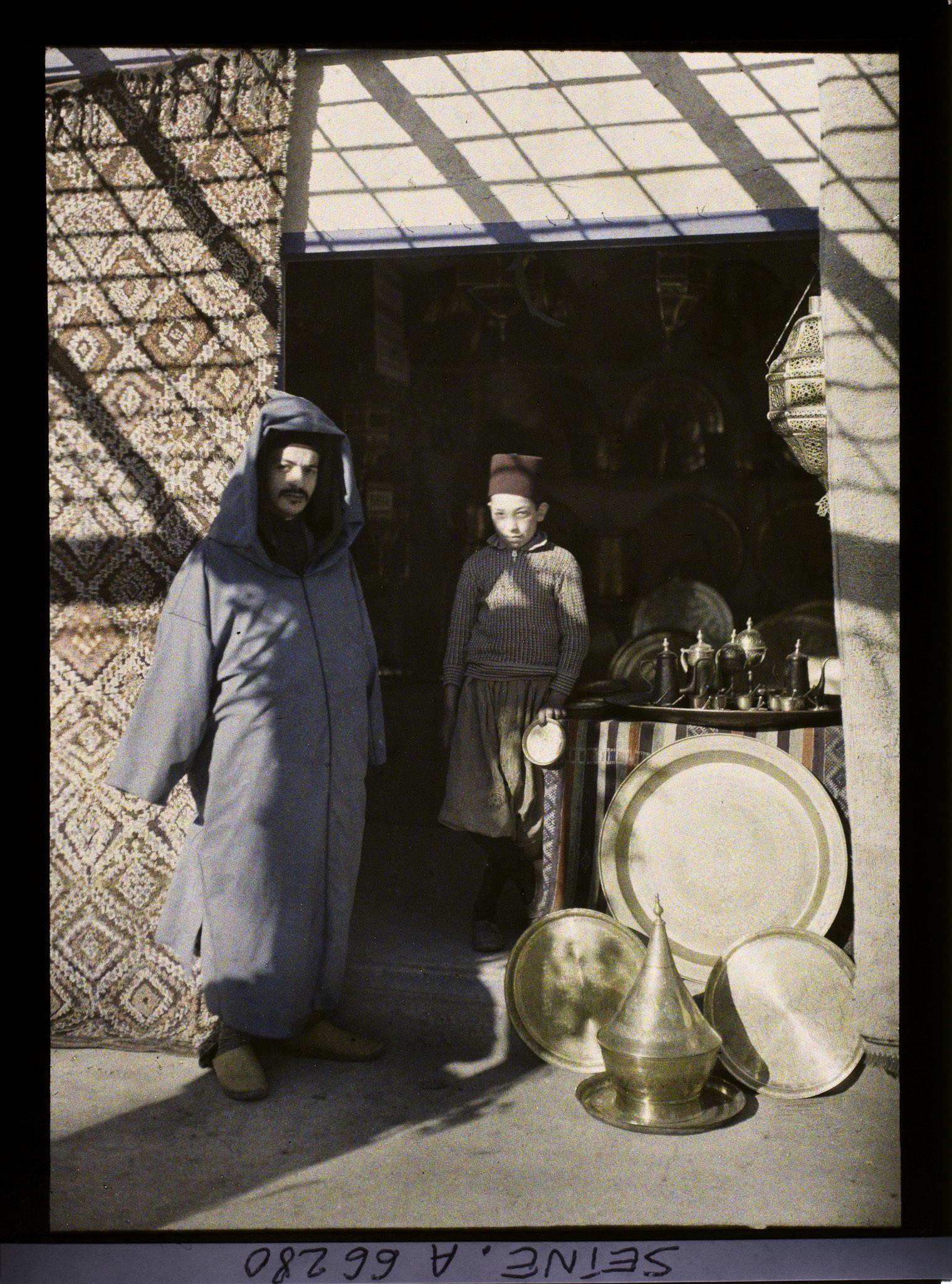 Image représentant L'Exposition Coloniale Internationale de 1931, marchands de cuivres marocains