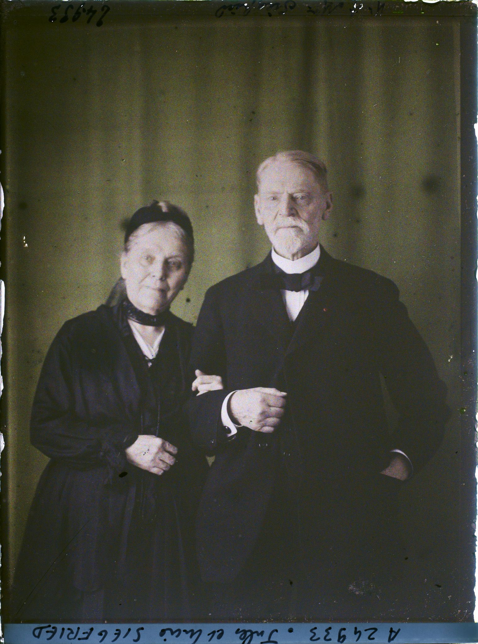Image représentant Monsieur  https://musee-albert-kahn.s-museum.fr/home/NWQ2OTAwYzNmYjZlZTk1ZWQwODJmMjY4L2dlbmVyaWMtbm90aWNlLXRhYi9hdXRob3JpdHkvNjE3YTc5ZjVjZjhiODk2OGIzMzM3ZDIx/5d6900c3fb6ee95ed082f268/generic-notice-tab/authority/617a79ebcf8b8968b33377e7 Jules Siegfried et son épouse  https://musee-albert-kahn.s-museum.fr/home/NWQ2OTAwYzNmYjZlZTk1ZWQwODJmMjY4L2dlbmVyaWMtbm90aWNlLXRhYi9hdXRob3JpdHkvNjE3YTc5ZjVjZjhiODk2OGIzMzM3ZDIx/5d6900c3fb6ee95ed082f268/generic-notice-tab/authority/617a79ebcf8b8968b33377e8 Julie Siegfried
