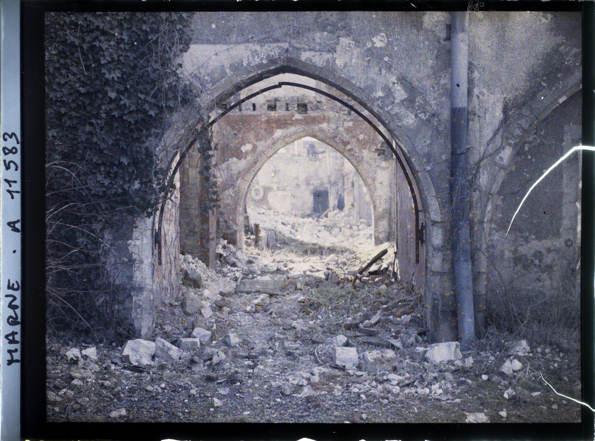 Image représentant L'ancien couvent des Pères Cordeliers, rue des Trois Raisinets