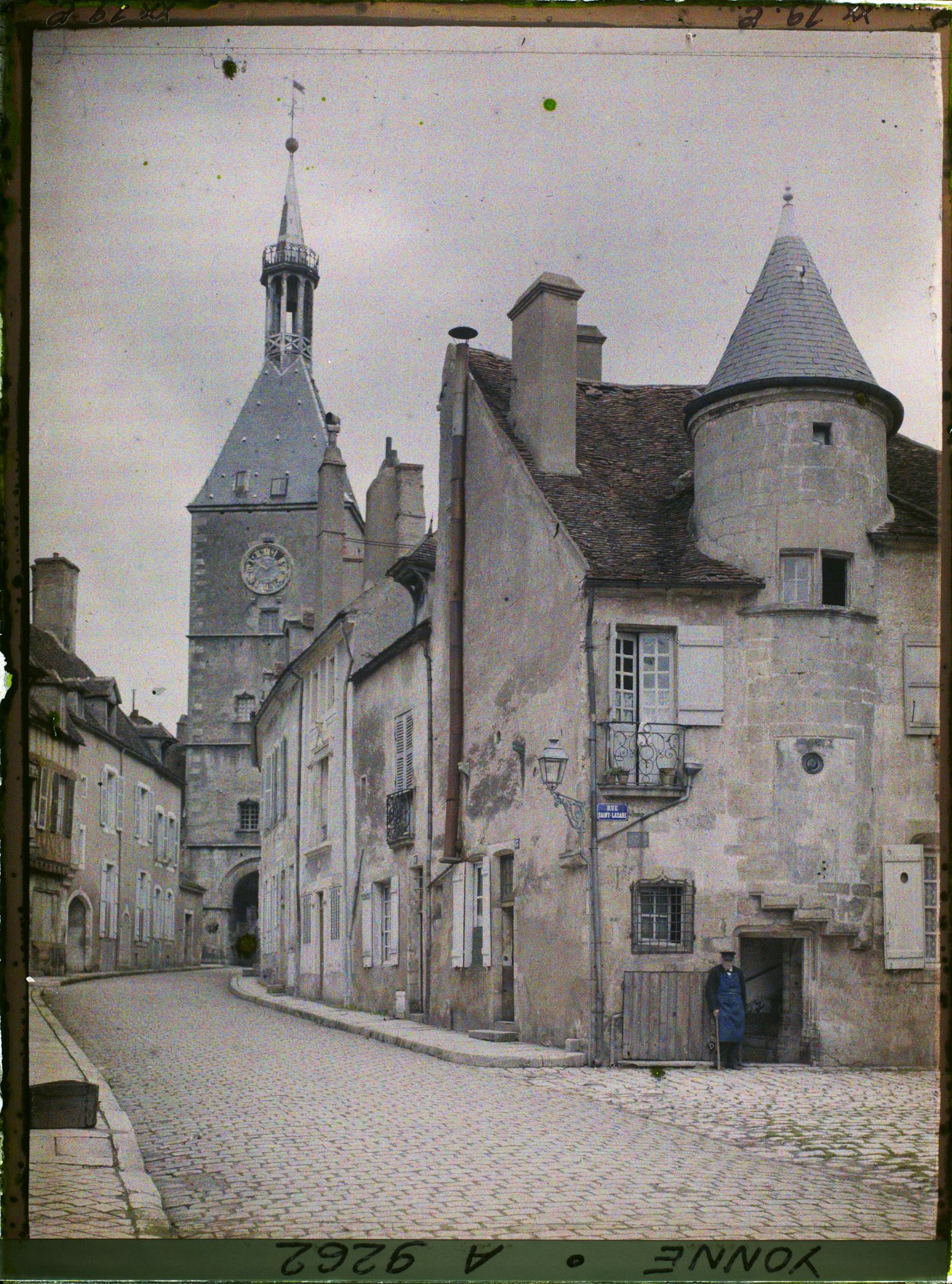Image représentant La tour de l'Horloge, vue prise depuis la rue Bocquillot et la rue saint-Lazare, avec la maison des sires de Domecy