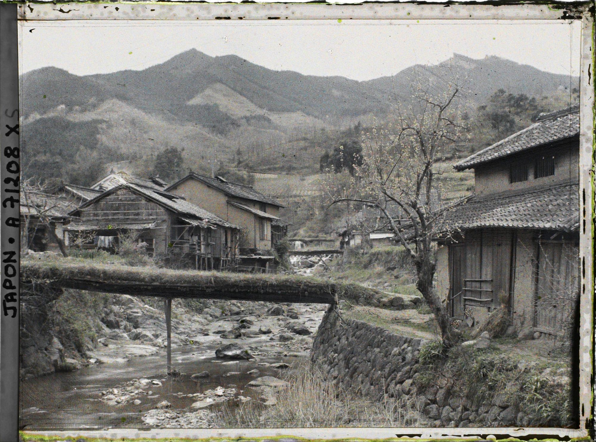 Image représentant Rivière bordée de maisons