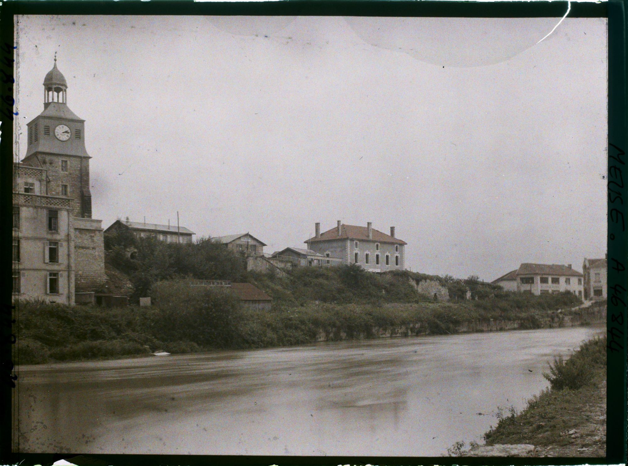 Image représentant France, Varennes (CT) Meuse (1840h), Vue s/ l'Aire et la Tour de l'Horloge