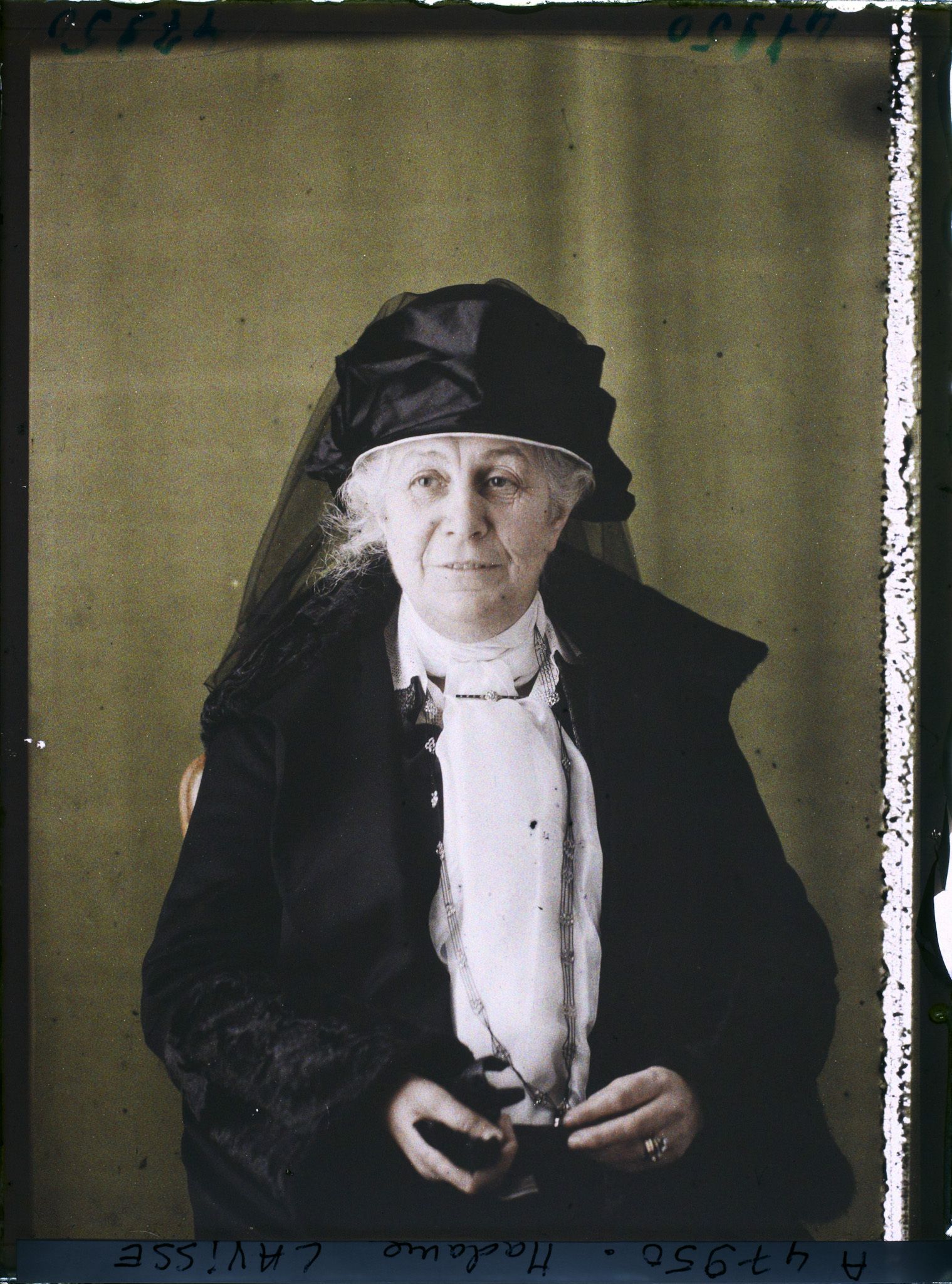 Image représentant https://musee-albert-kahn.s-museum.fr/home/NWQ2OTAwYzNmYjZlZTk1ZWQwODJmMjY4L2dlbmVyaWMtbm90aWNlLXRhYi9hdXRob3JpdHkvNjE3YTc5ZjVjZjhiODk2OGIzMzM3ZDIx/5d6900c3fb6ee95ed082f268/generic-notice-tab/authority/617a79ebcf8b8968b3337141 Madame Suzanne Lavisse