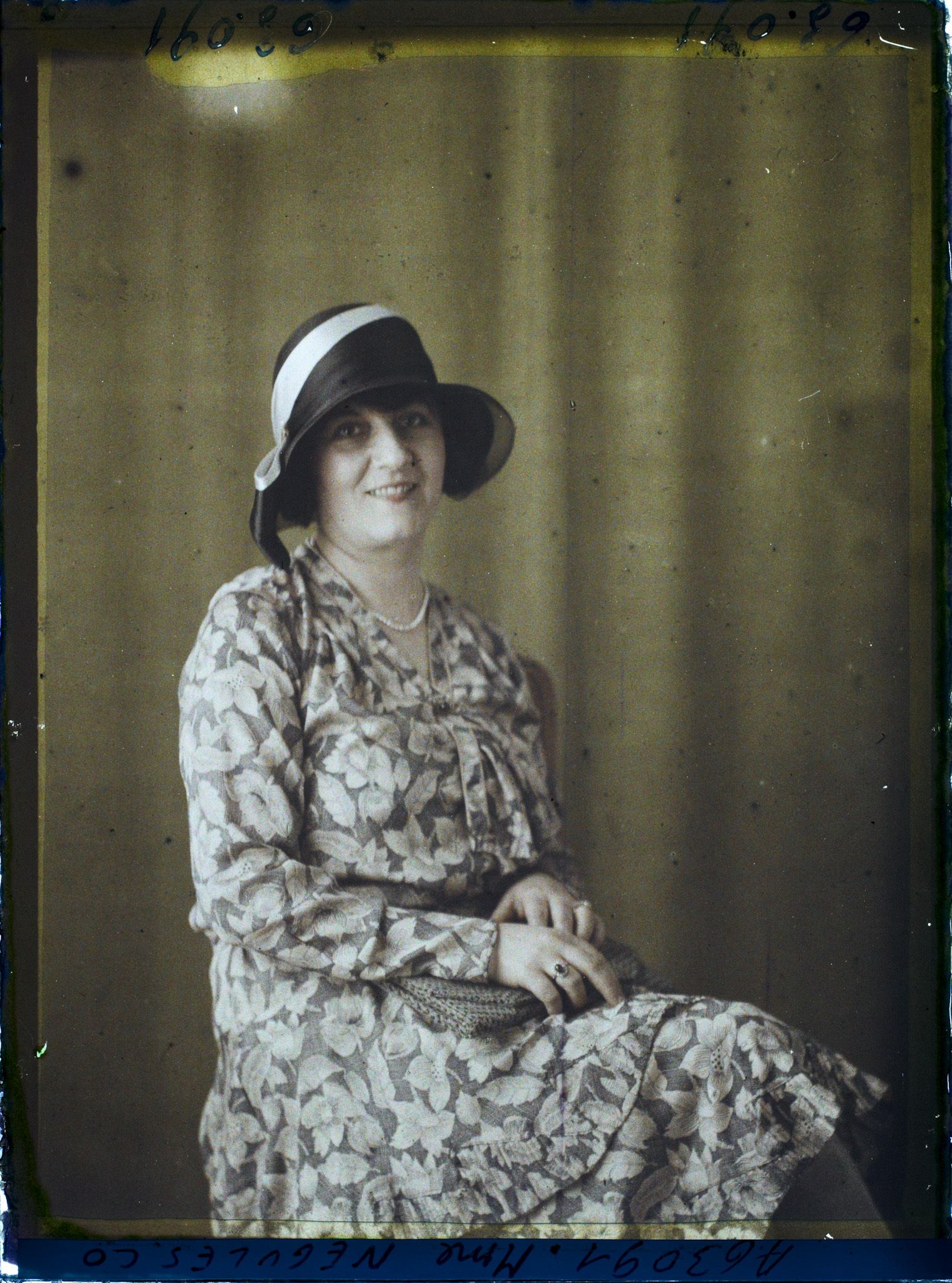 Image représentant https://musee-albert-kahn.s-museum.fr/home/NWQ2OTAwYzNmYjZlZTk1ZWQwODJmMjY4L2dlbmVyaWMtbm90aWNlLXRhYi9hdXRob3JpdHkvNjE3YTc5ZjVjZjhiODk2OGIzMzM3ZDIx/5d6900c3fb6ee95ed082f268/generic-notice-tab/authority/617a79ebcf8b8968b33374af Madame Negulesco