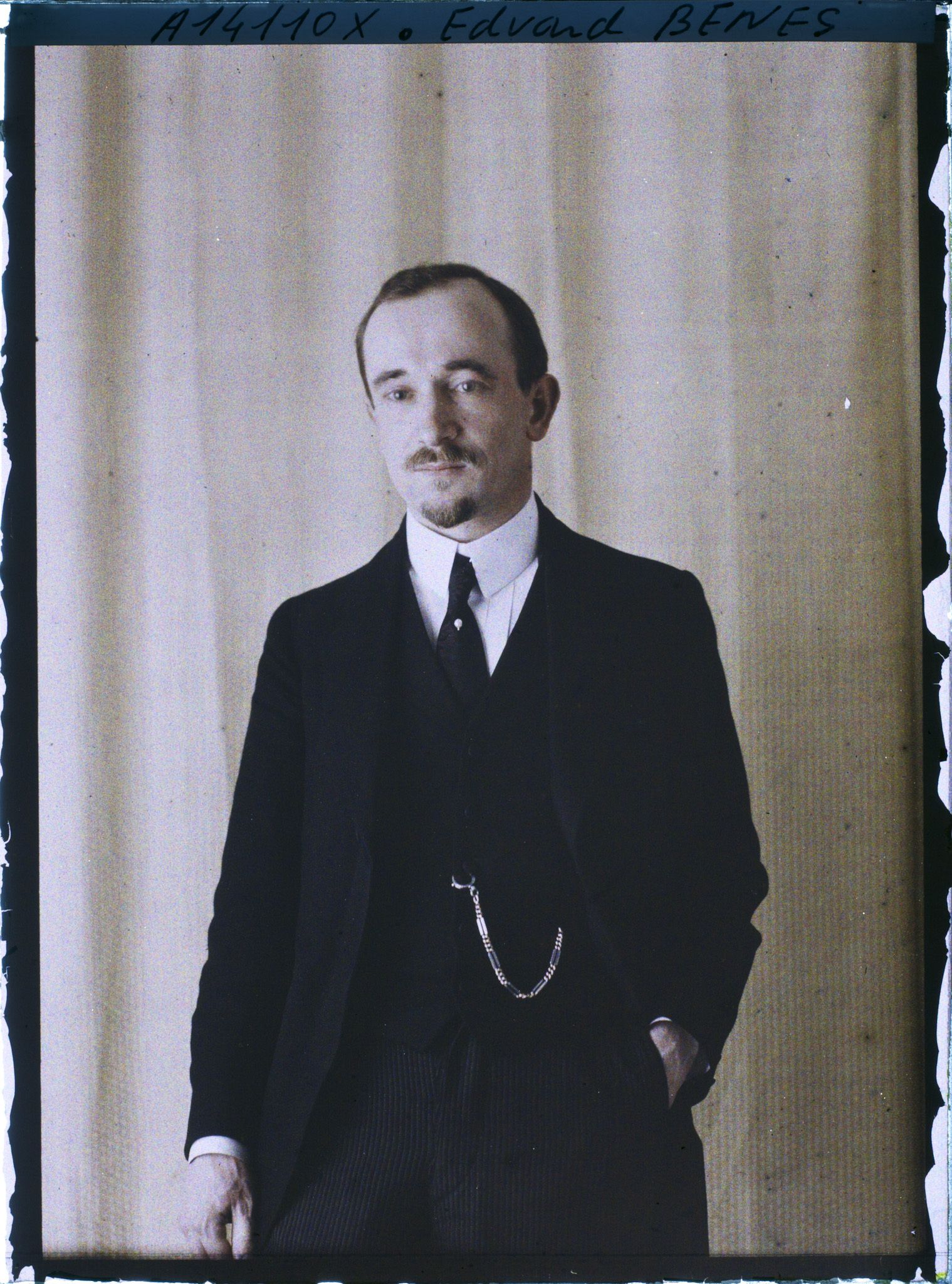 Image représentant Monsieur  https://musee-albert-kahn.s-museum.fr/home/NWQ2OTAwYzNmYjZlZTk1ZWQwODJmMjY4L2dlbmVyaWMtbm90aWNlLXRhYi9hdXRob3JpdHkvNjE3YTc5ZjVjZjhiODk2OGIzMzM3ZDIx/5d6900c3fb6ee95ed082f268/generic-notice-tab/authority/617a79ebcf8b8968b3336887 Edvard Benes