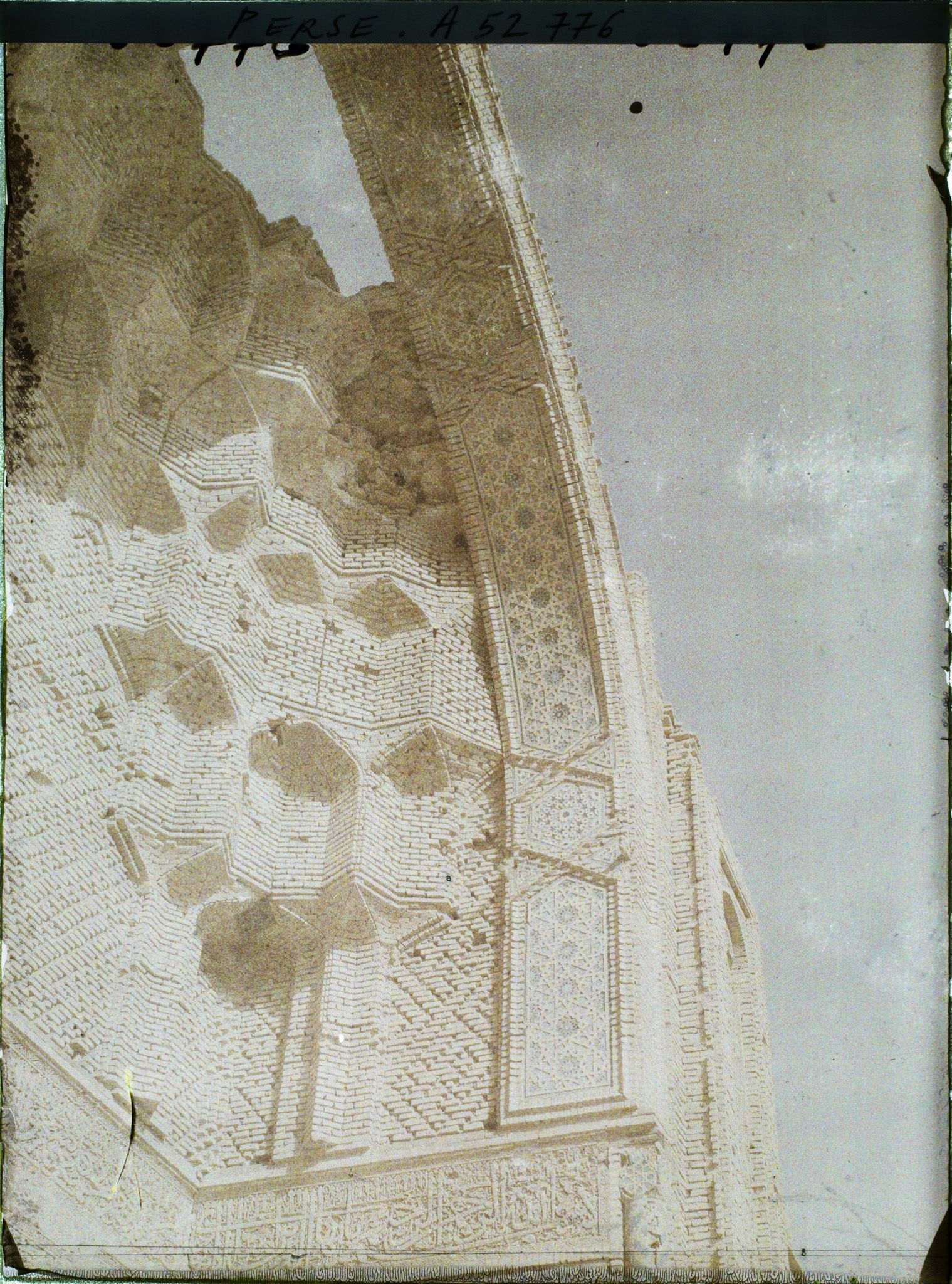 Image représentant La Masdjid-i-Djouma (Mosquée du Vendredi ou Grande mosquée, 1322), détail des faïences à l'entrée de la coupole du mihrab
