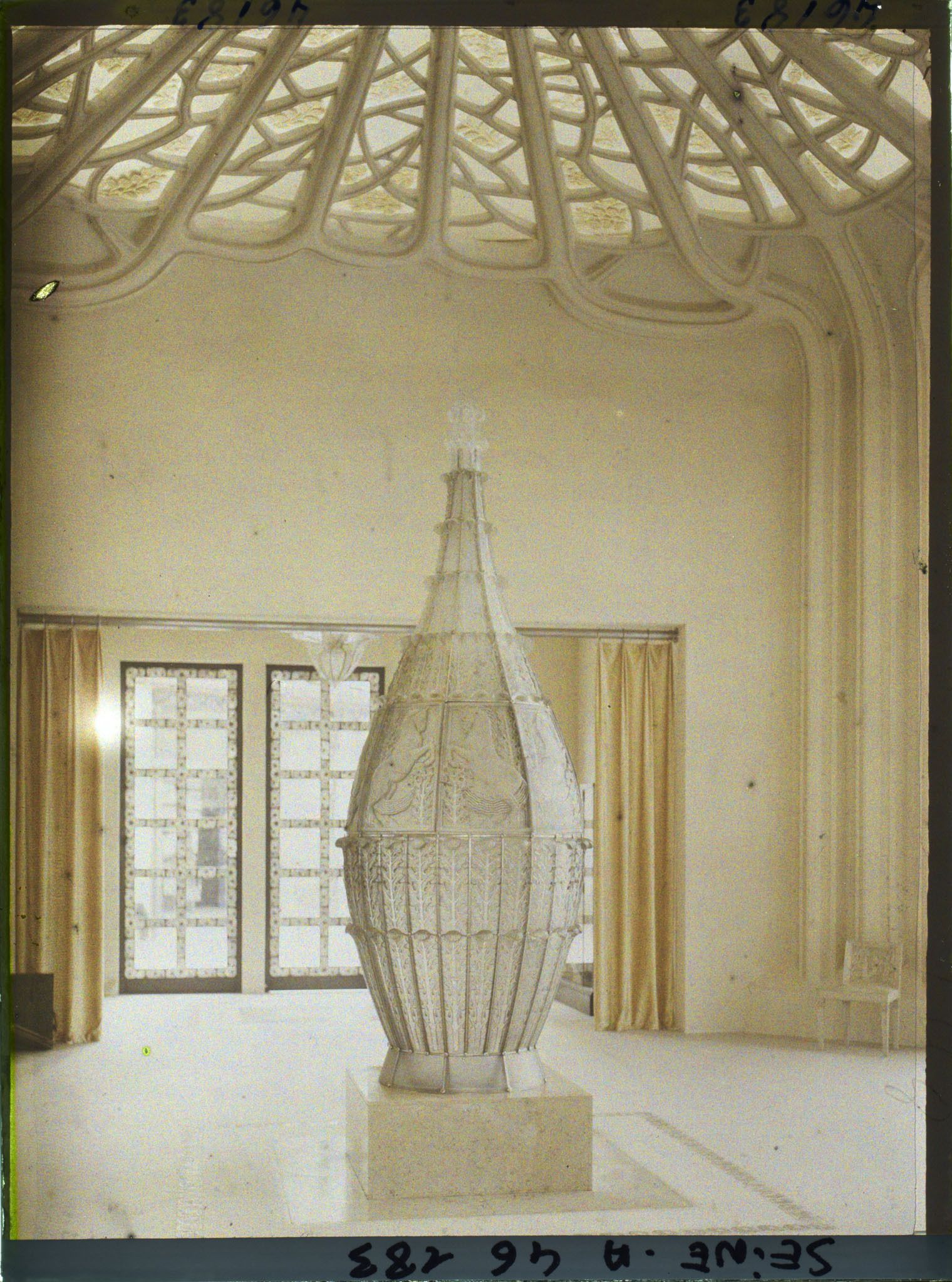 Image représentant L'Exposition des arts décoratifs, Intérieur du pavillon Lalique, le vase central