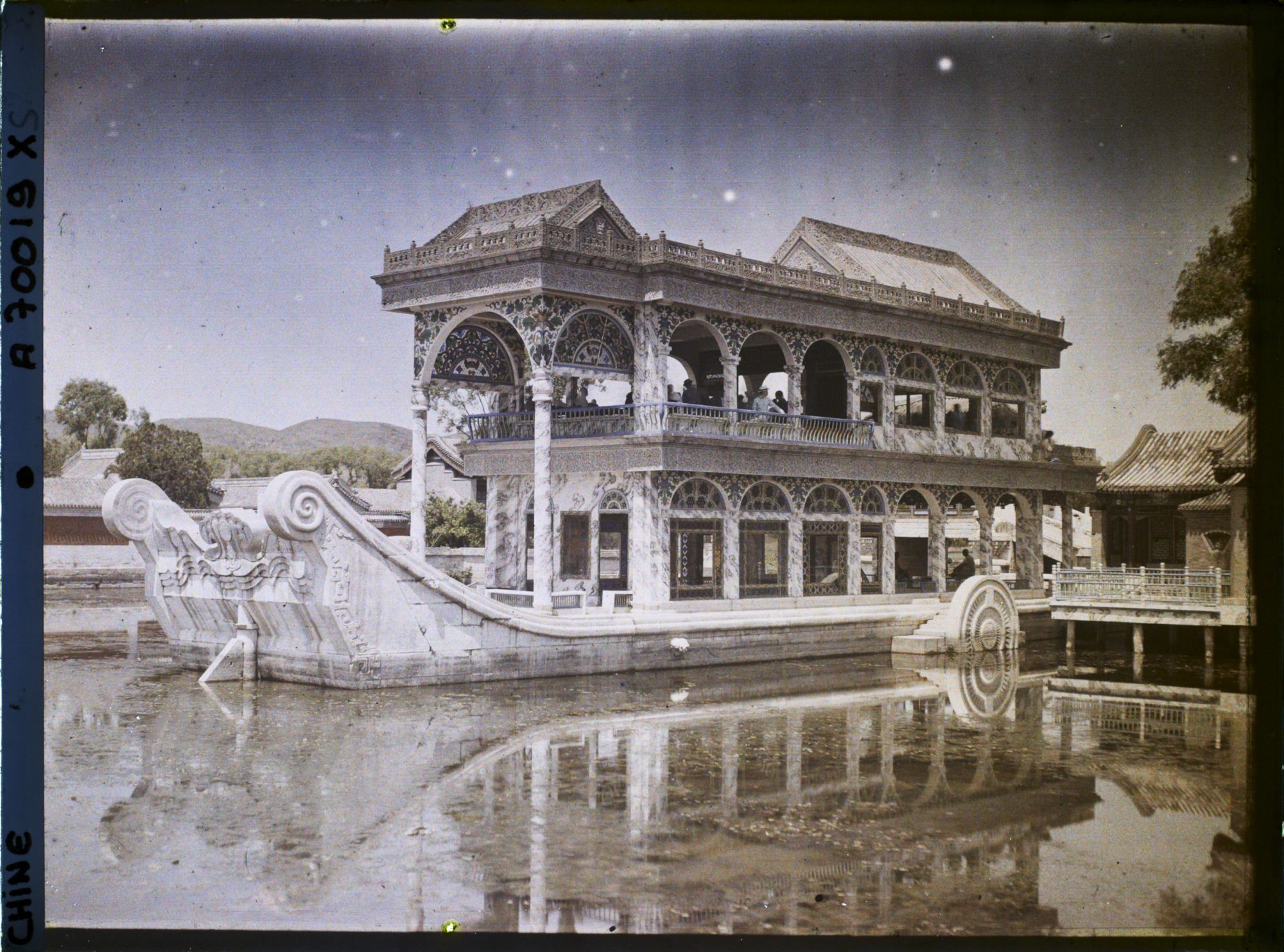 Image représentant La barque ornementale en marbre Qingyanfang, palais d'Été Yiheyuan ("  jardin de la Concorde Entretenue  ")