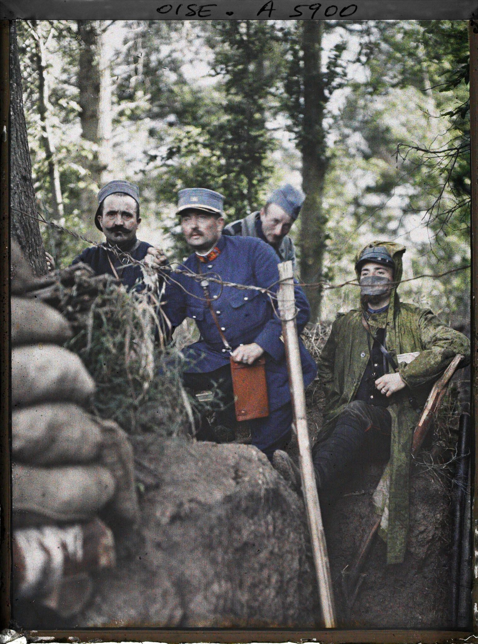 Image représentant Poste d'observation d'artillerie dans les tranchées de 1ère ligne, à droite le capitaine Pradier