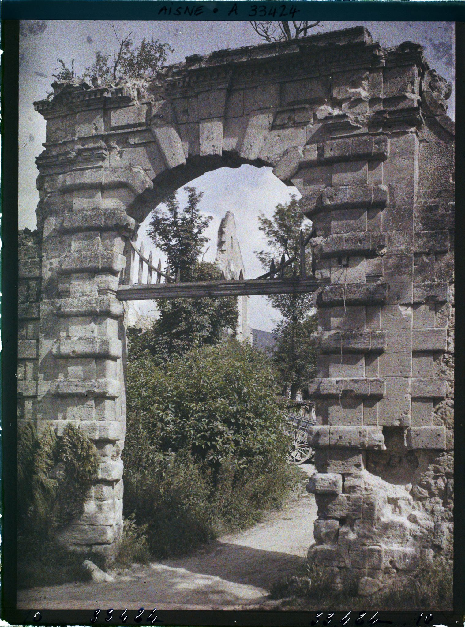 Image représentant France, Ruines de l'Eglise et Vieille Porte