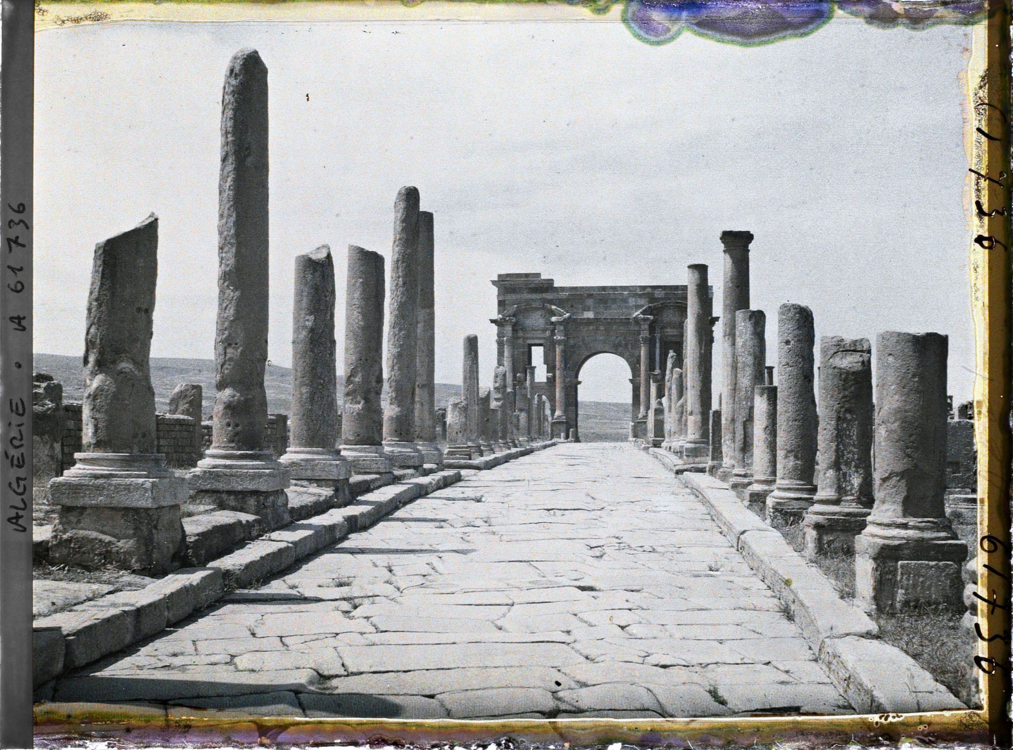Image représentant Algérie, Timgad, Decumanus Maximus vers Arc de Trajan
