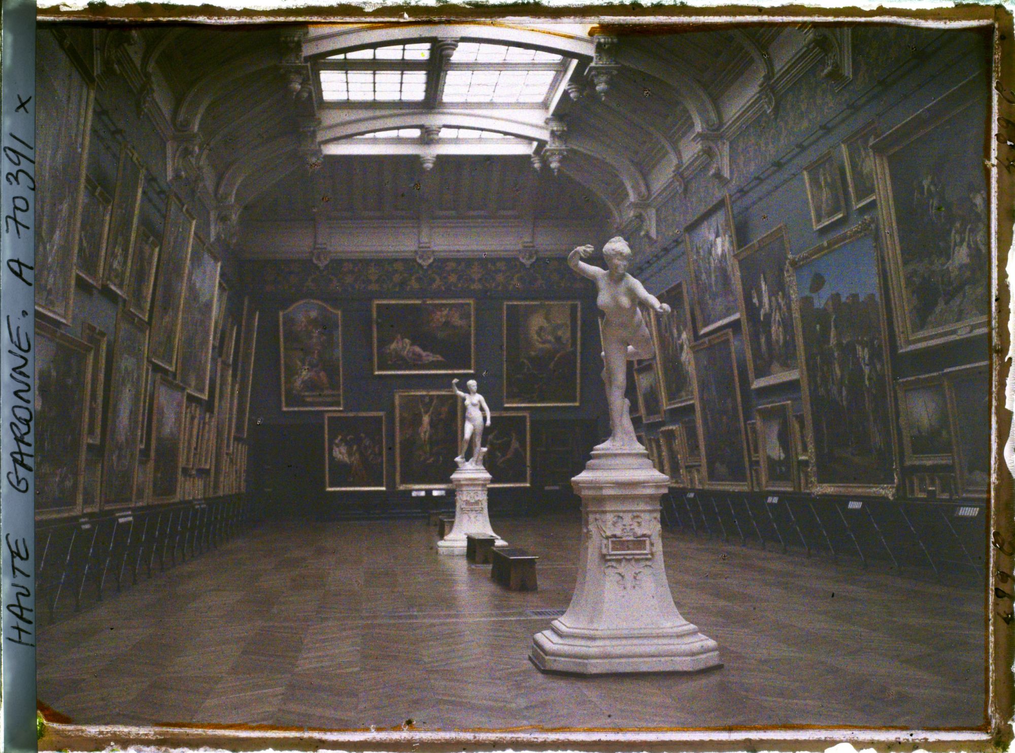 Image représentant Les deux sculptures de Diane par Jean Falguière, dans la grande salle de peintures du musée des Augustins