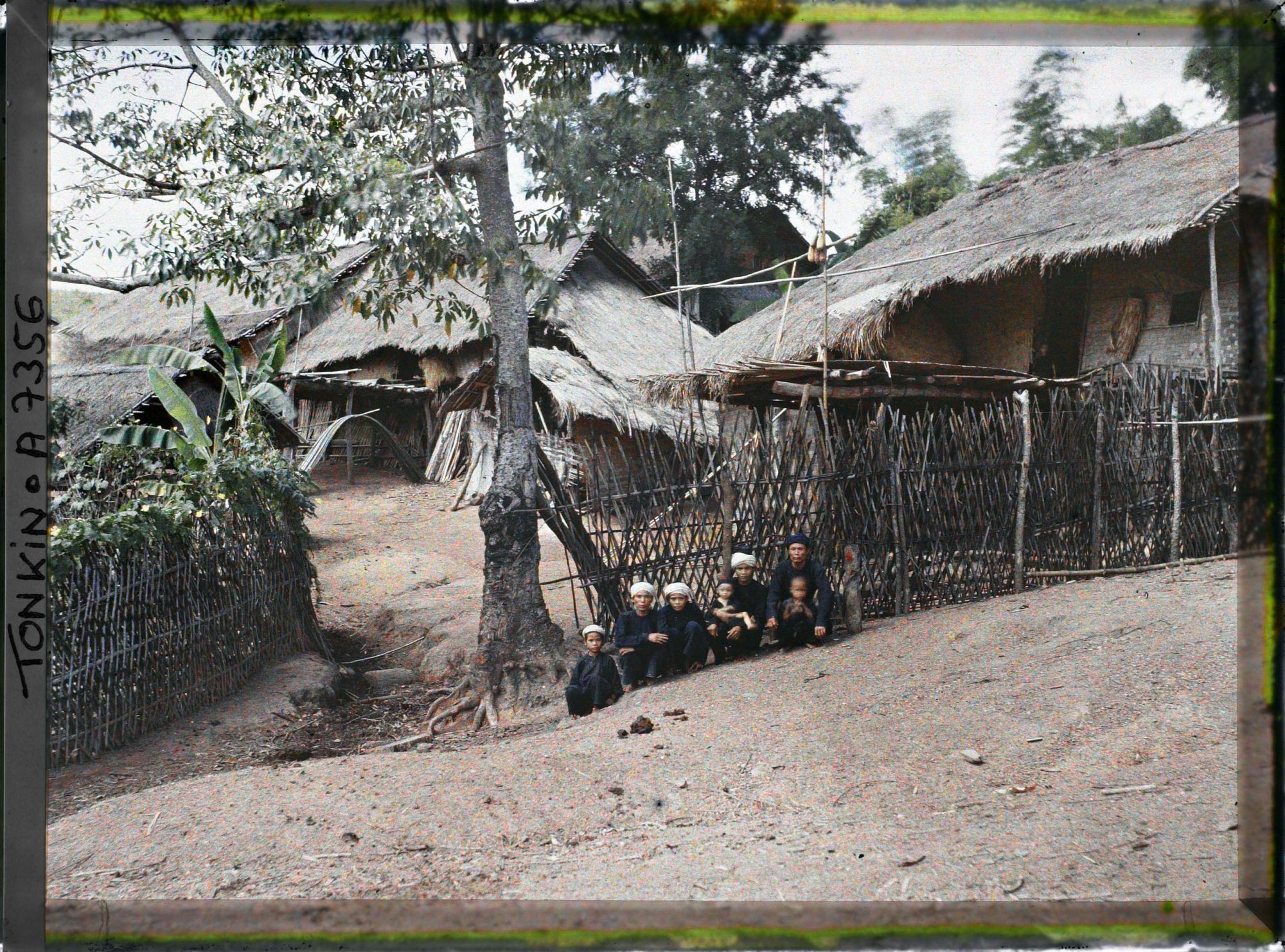Image représentant Quelques habitations d'un village Thõ