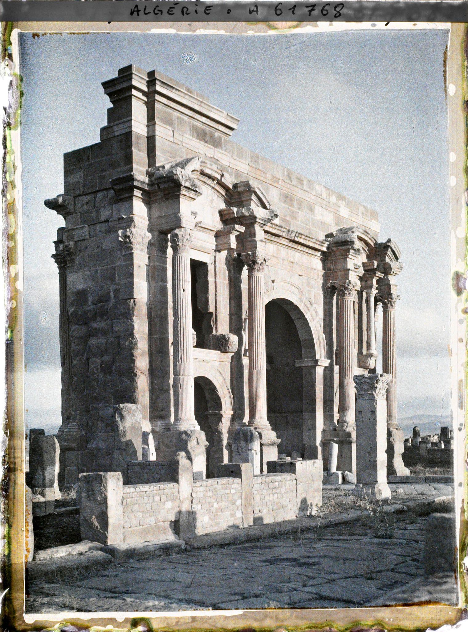 Image représentant Algérie, Arc de Trajan au lever du Soleil
