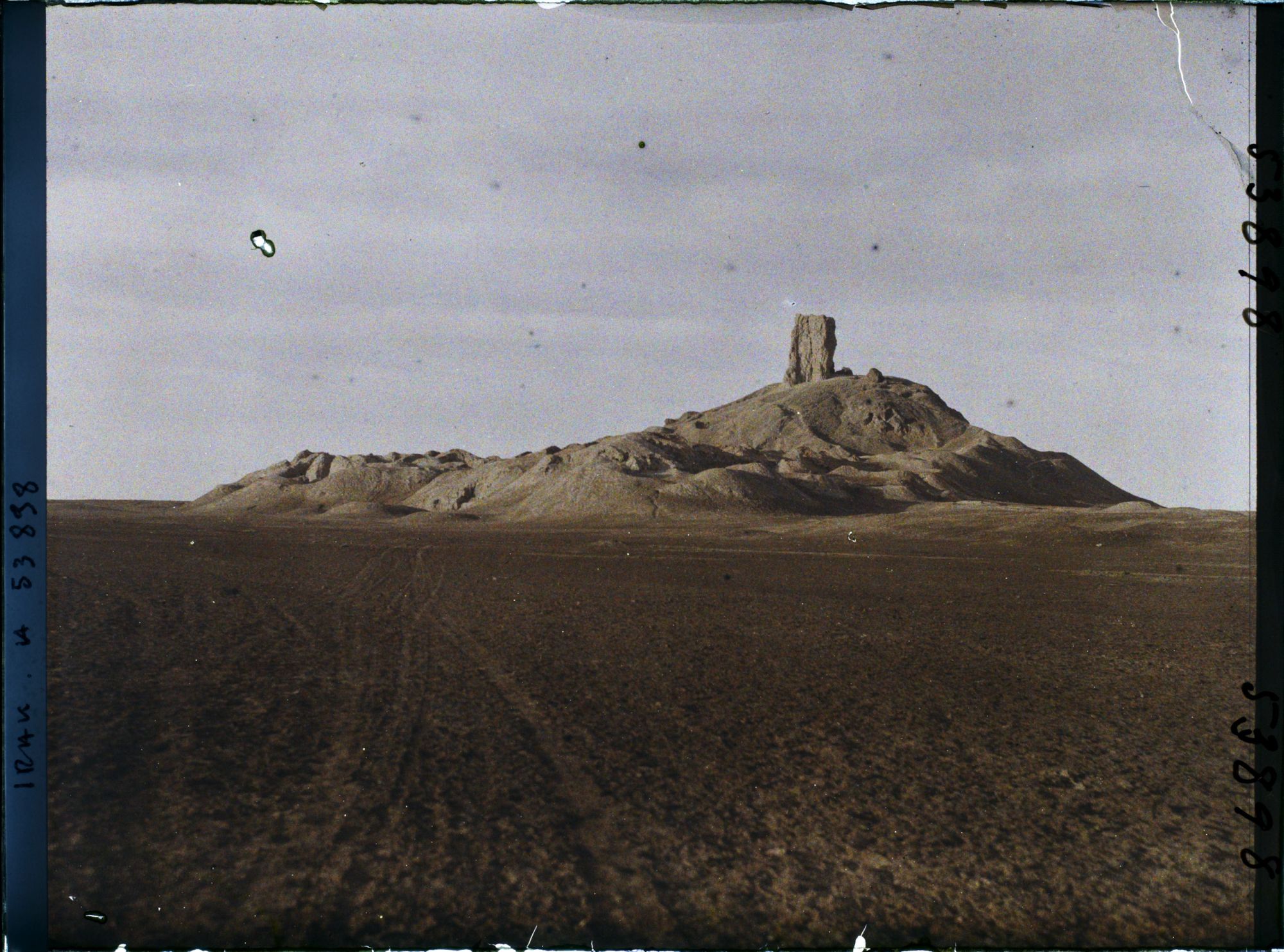 Image représentant Le tell (colline de ruines) avec les vestiges du Bit-Zida (140 mètres de hauteur), (VIe siècle avant J.-C. -?-)