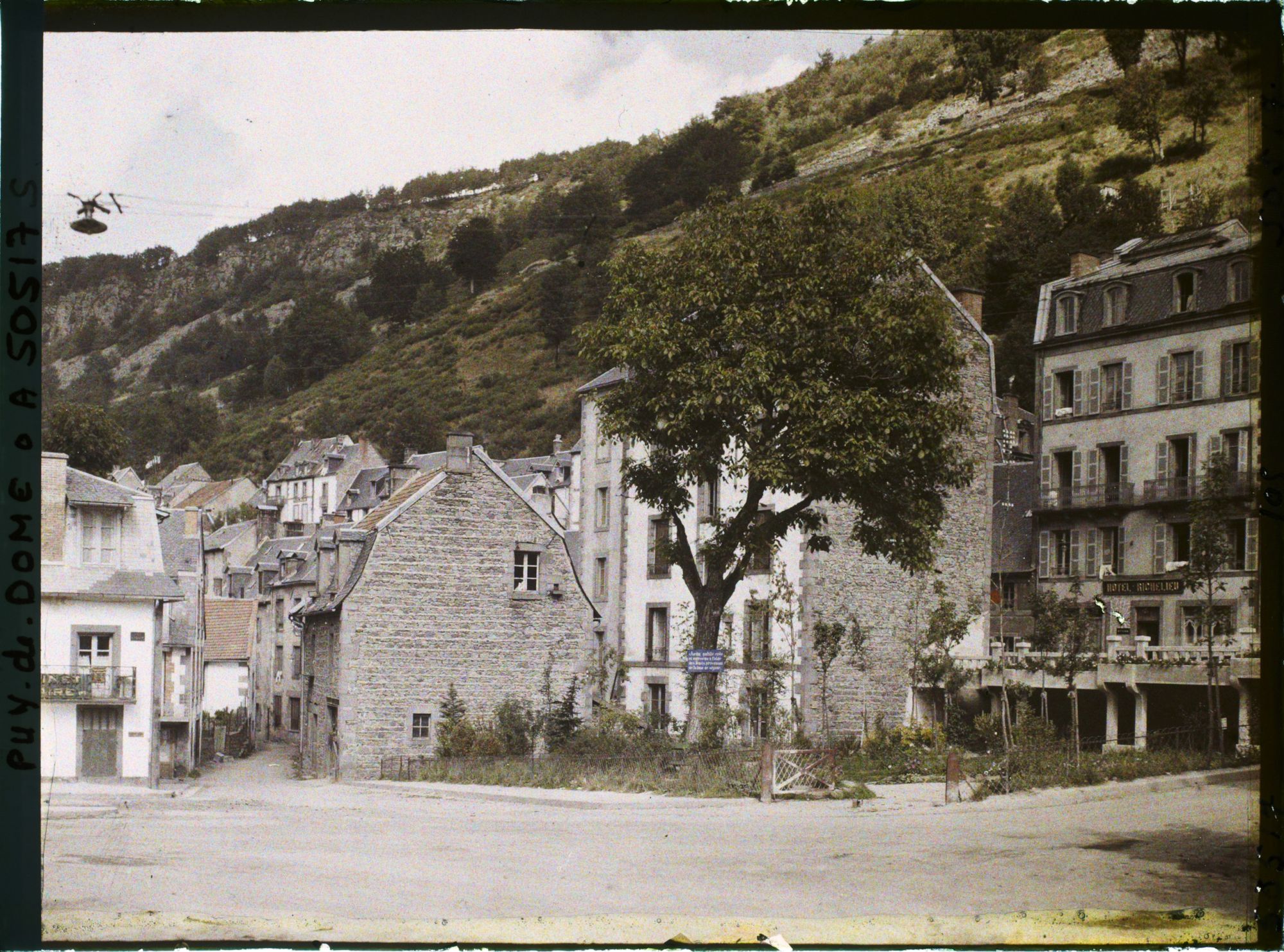 Image représentant France, Mont Dore, Place de l'Eglise